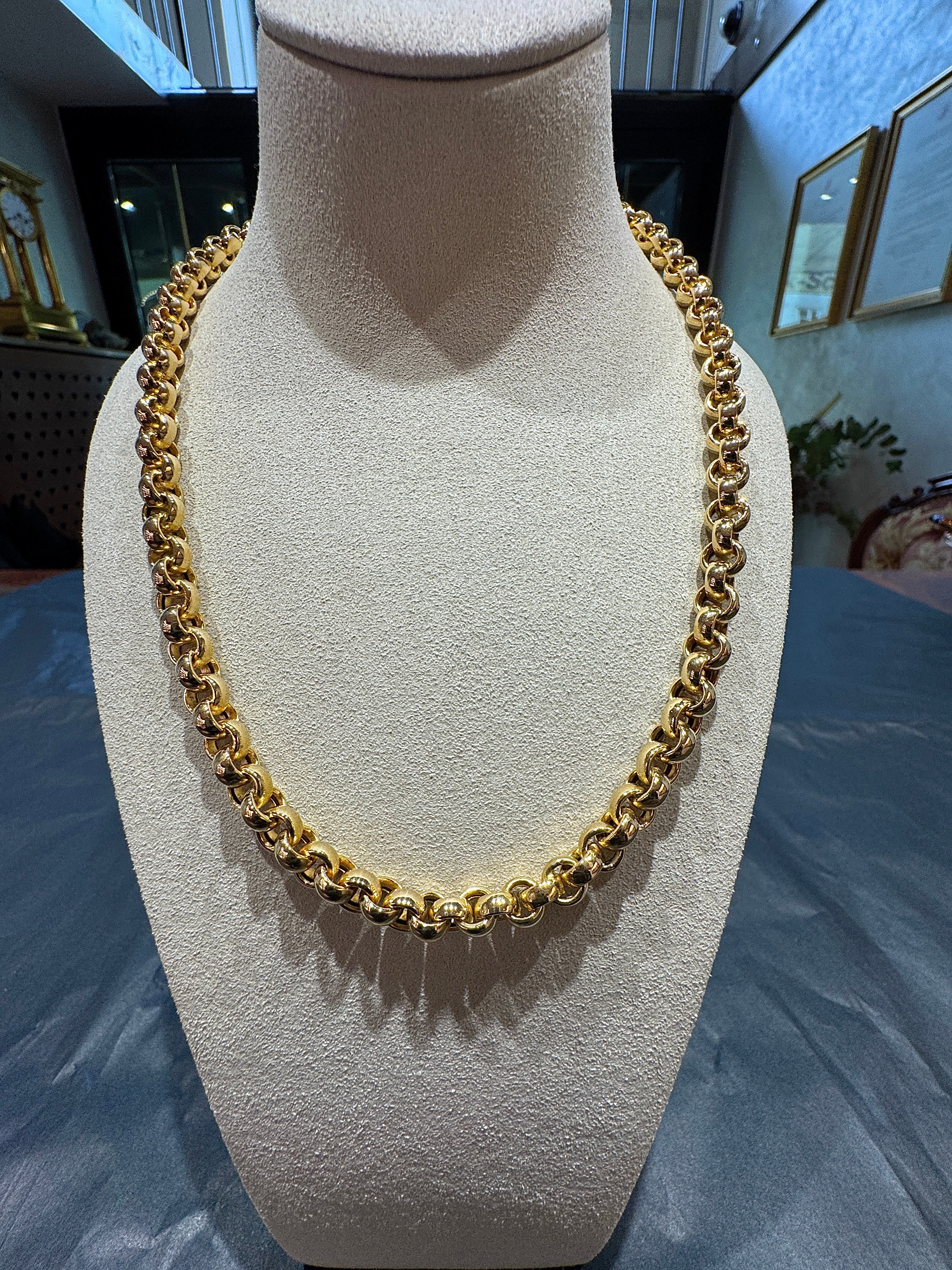 High-quality pea chain in 18 karat yellow gold with sapphire clasp