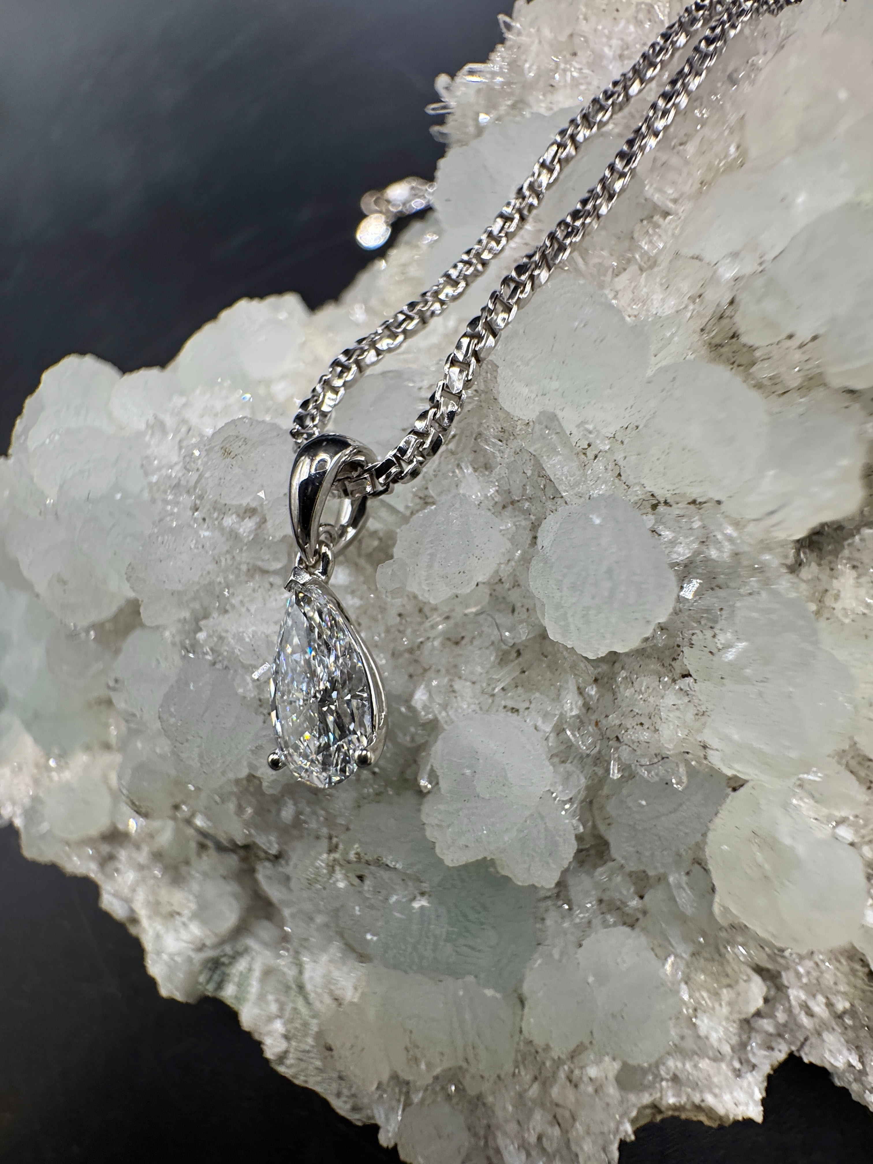 Elegant solitaire pendant in 18 carat white gold with IF brilliant in River (E)