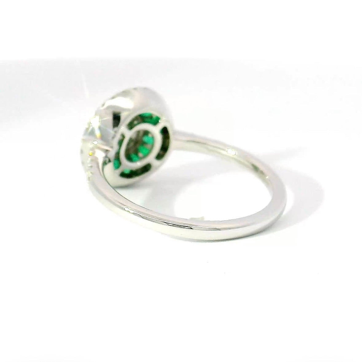 Moderner Ring in 18 Karat Weißgold mit Brillanten & Smaragden