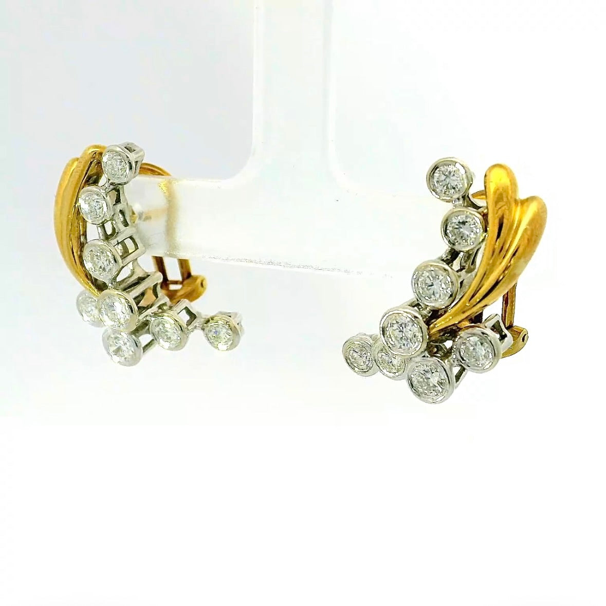 Fancy bicolor earrings in 18 karat gold with fine brilliant-cut diamonds
