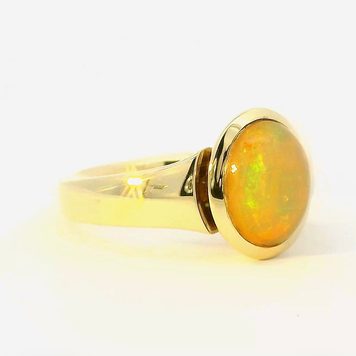 Edler Ring in 14 Karat Gelbgold mit äthiopischem Opal von R. H. Becker
