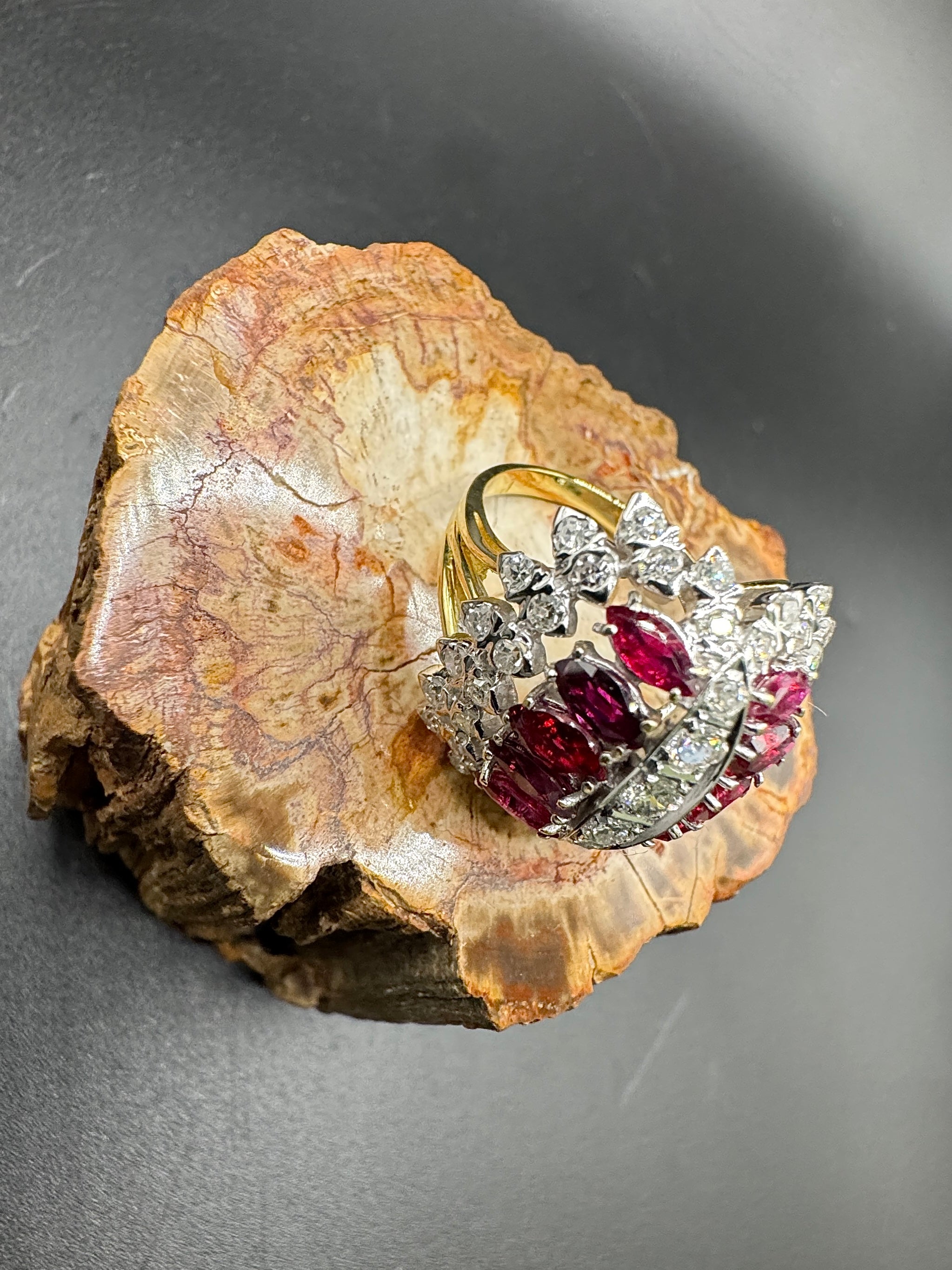 Extravagant cocktail ring in 18 karat gold with rubies and brilliant-cut diamonds