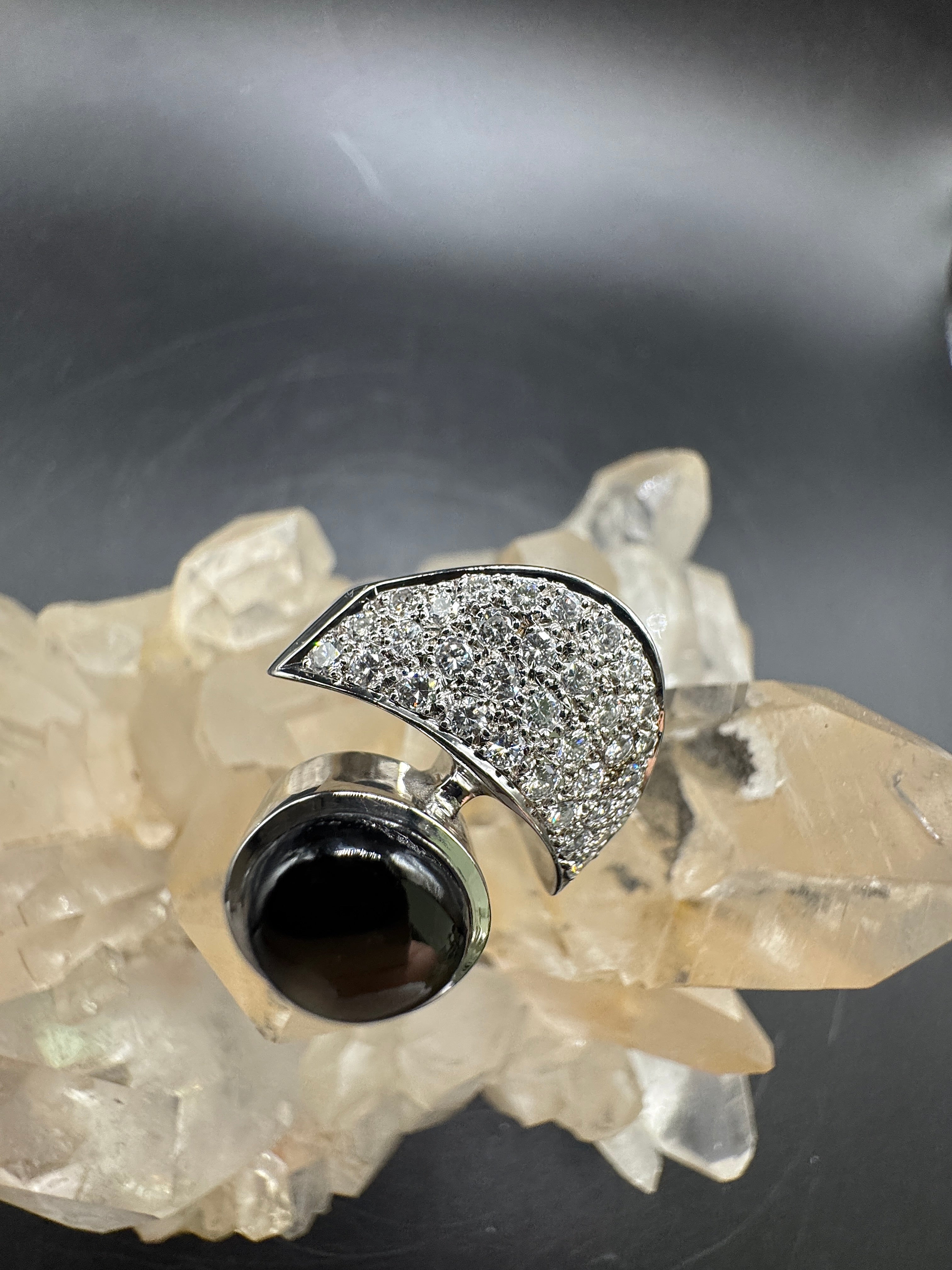 Handgemaakte witgouden ring van 18 karaat met briljant geslepen diamanten & maansteen
