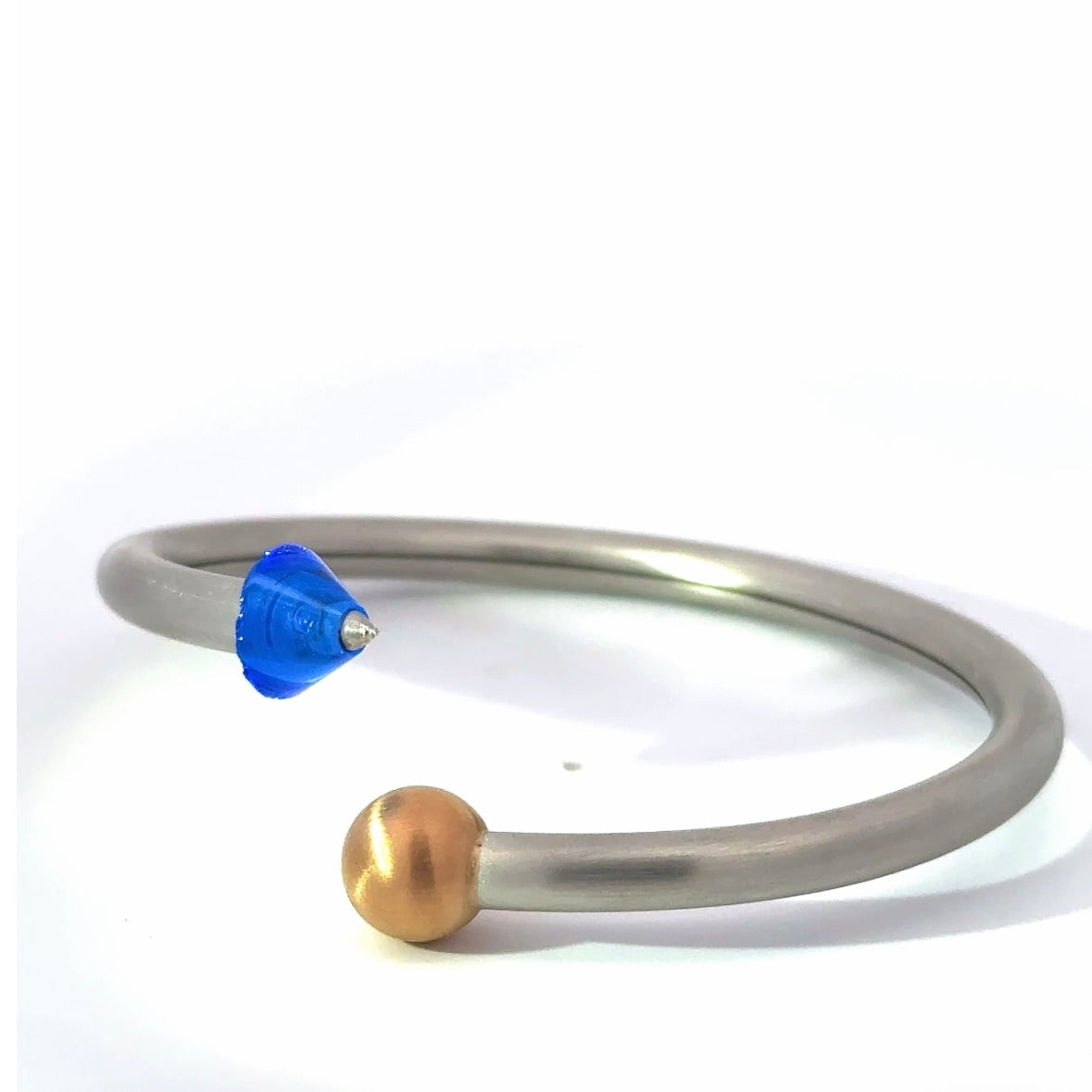 Armreif von Bunz Design in 950er Platin mit synt. blauem Saphir