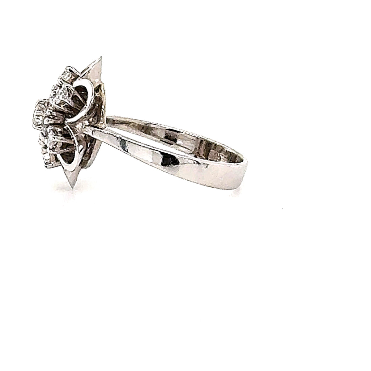 Dekorativer Blumen-Ring in 14 Karat Weißgold mit lebhaften Brillanten
