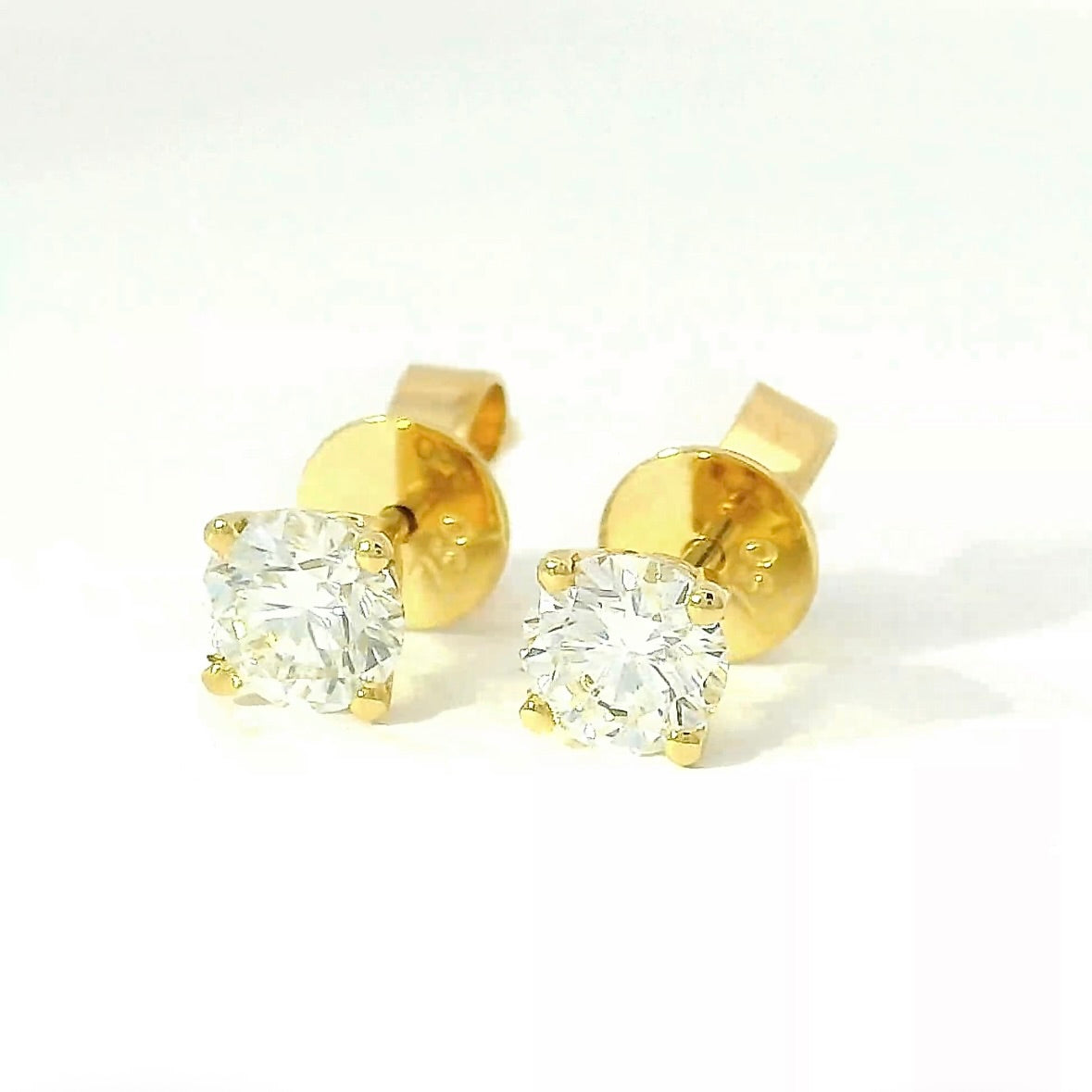 Moderne Brillantstecker in 18 Karat Gelbgold mit hochfeinen Brillanten