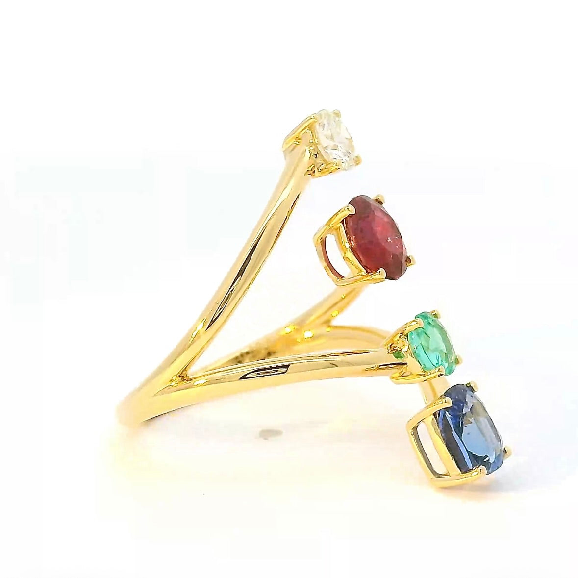 Aufregender Ring in 18 Karat Gelbgold mit Smaragd, Rubin, Saphir und Brillant