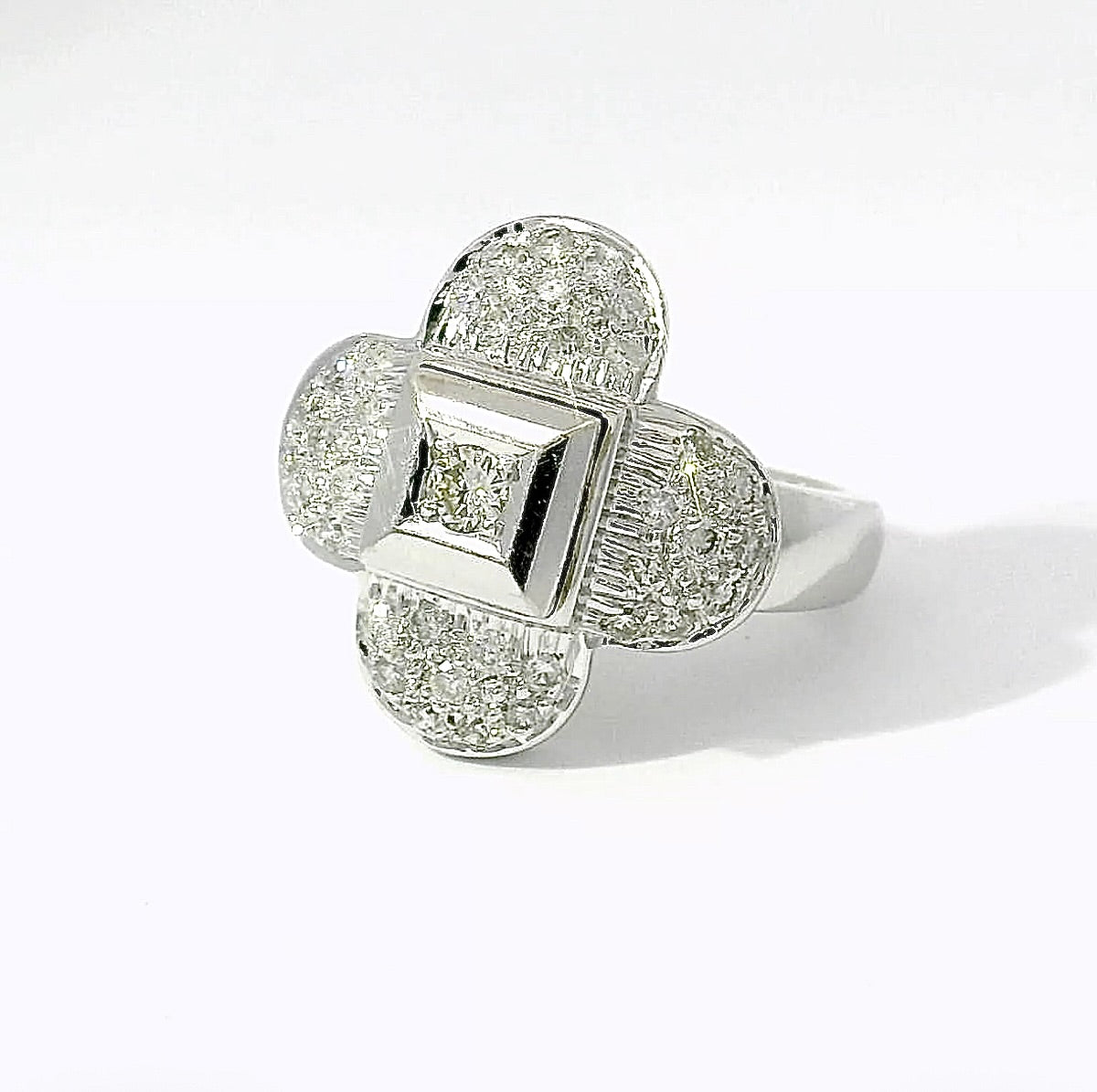 Eleganter Ring in 14 Karat Weißgold mit Brillanten