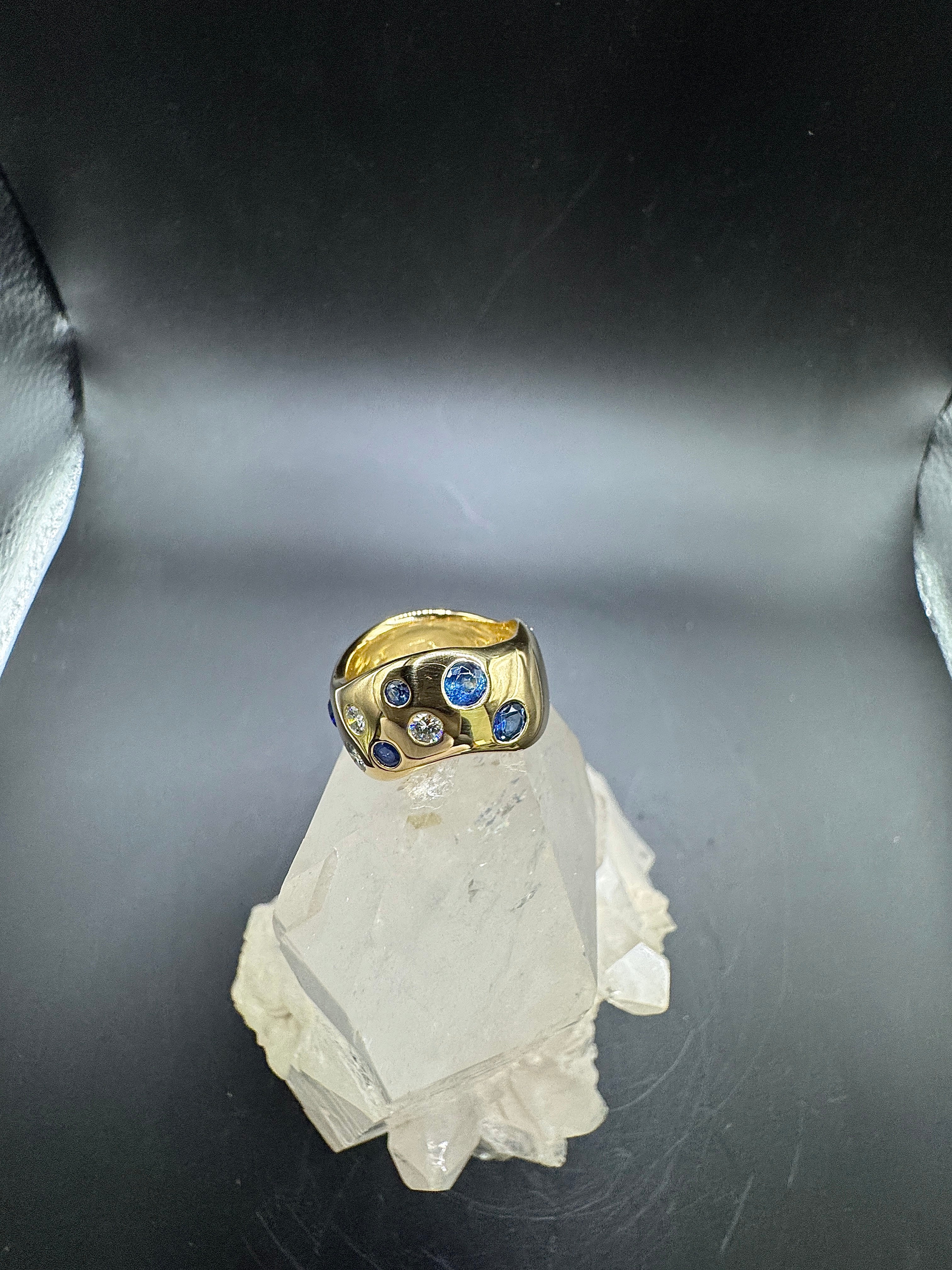 Eleganter Ring in 18 Karat Gelbgold mit Saphiren & Brillanten