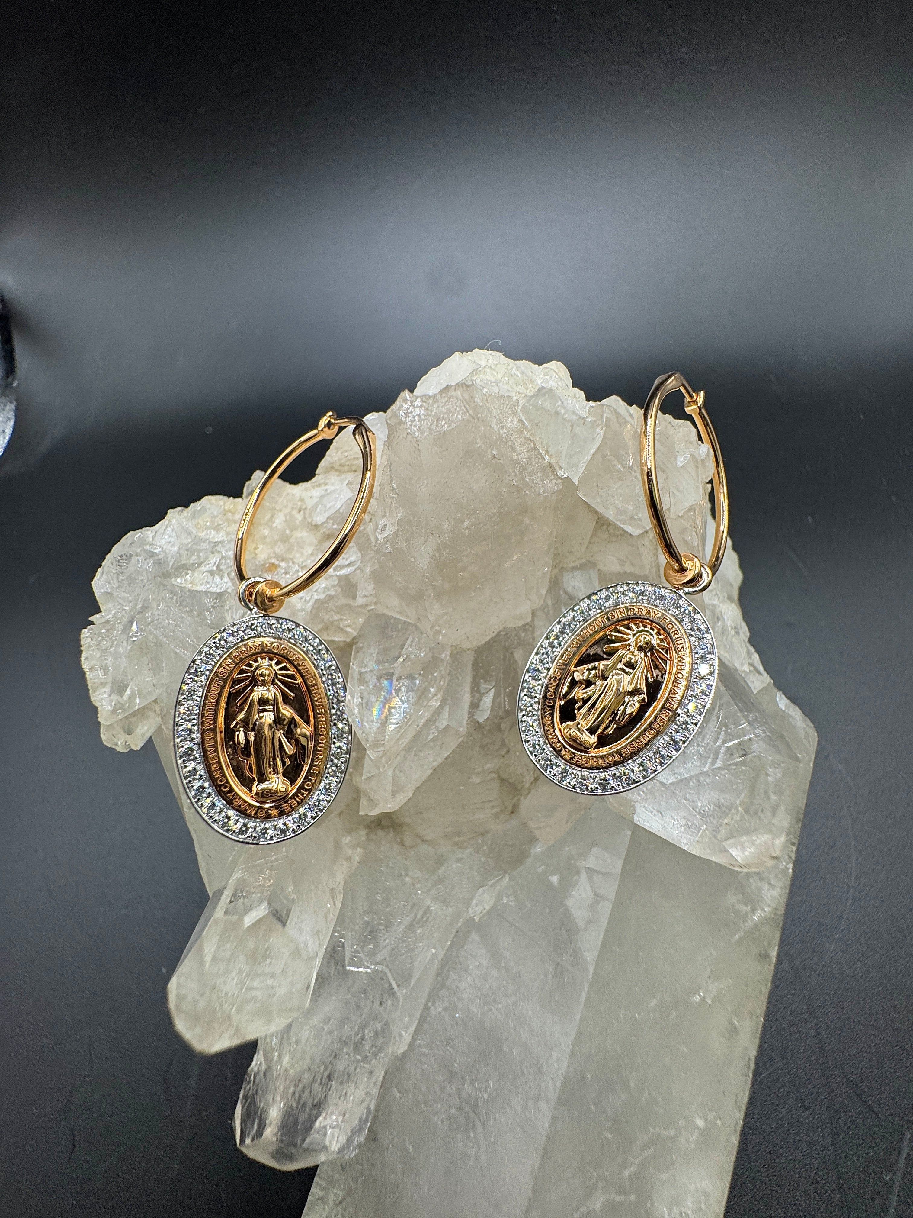 Moderne Madonna Ohrringe in 14 Karat Gold mit feinen Brillanten
