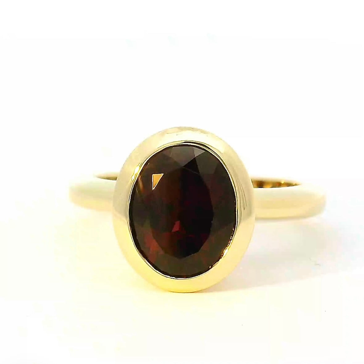 Edler Ring in 14 Karat Gelbgold mit rotem Granat von R. H. Becker