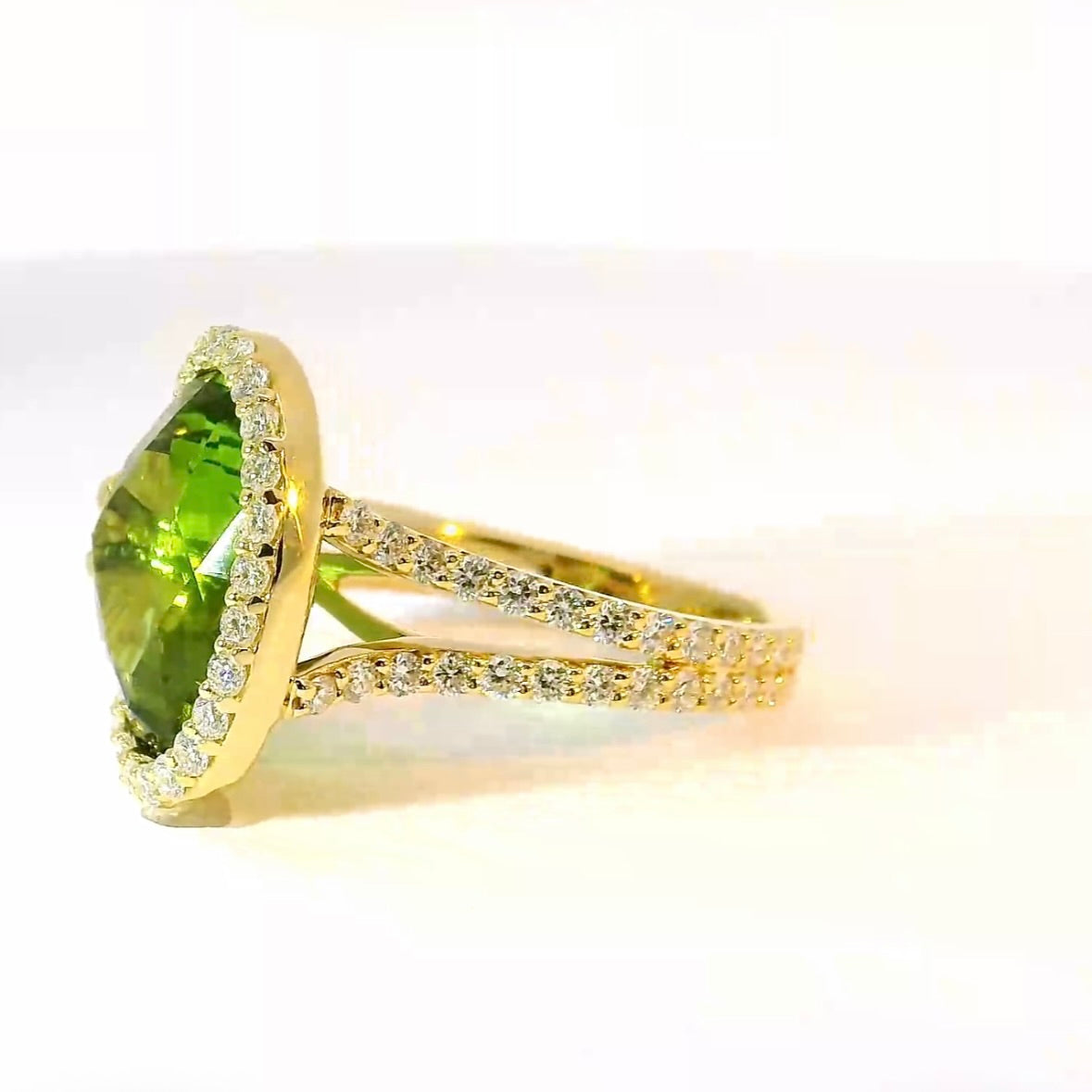 Edler Ring in 14 Karat Gelbgold mit hochfeinem Lagoon-Turmalin & Brillanten