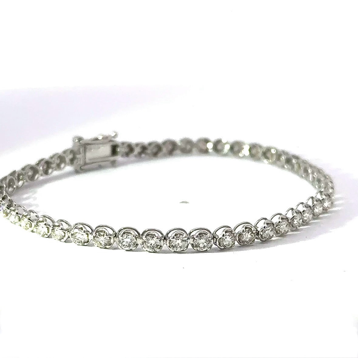 Modernes Tennisarmband in 900er Platin mit Brillanten & Achtersicherungen