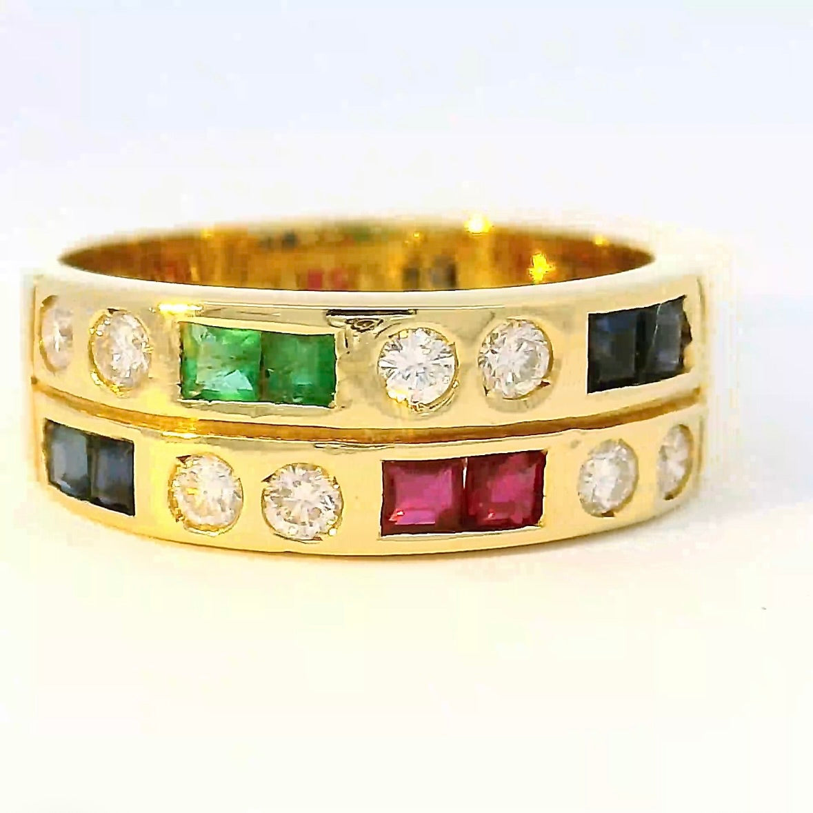 Eleganter Ring in 18 Karat Gelbgold mit Smaragd, Rubin, Saphir & Brillanten