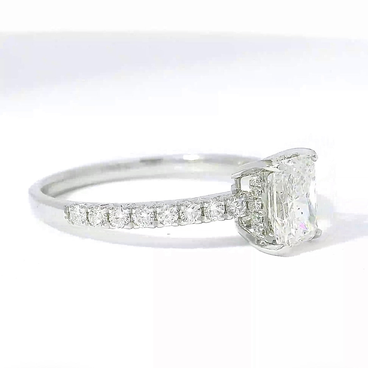 Elegant Solitaire Ring in 18 Karat White Gold with Radiant Brilliant & Pavé Setting