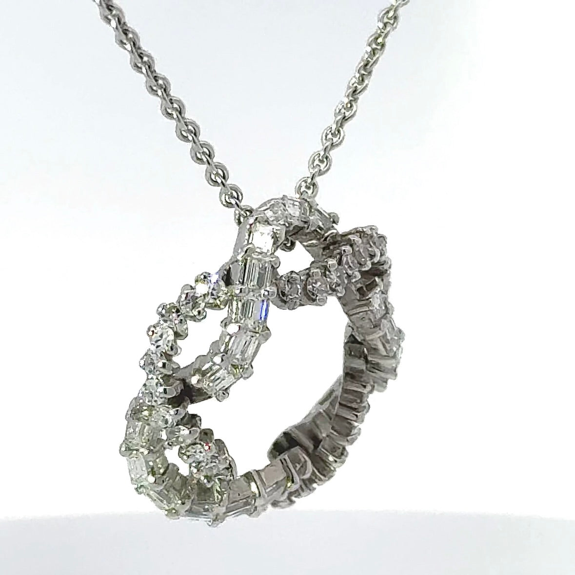 Ausgefallener Vintage-Anhänger in 18 Karat Weißgold mit Diamanten