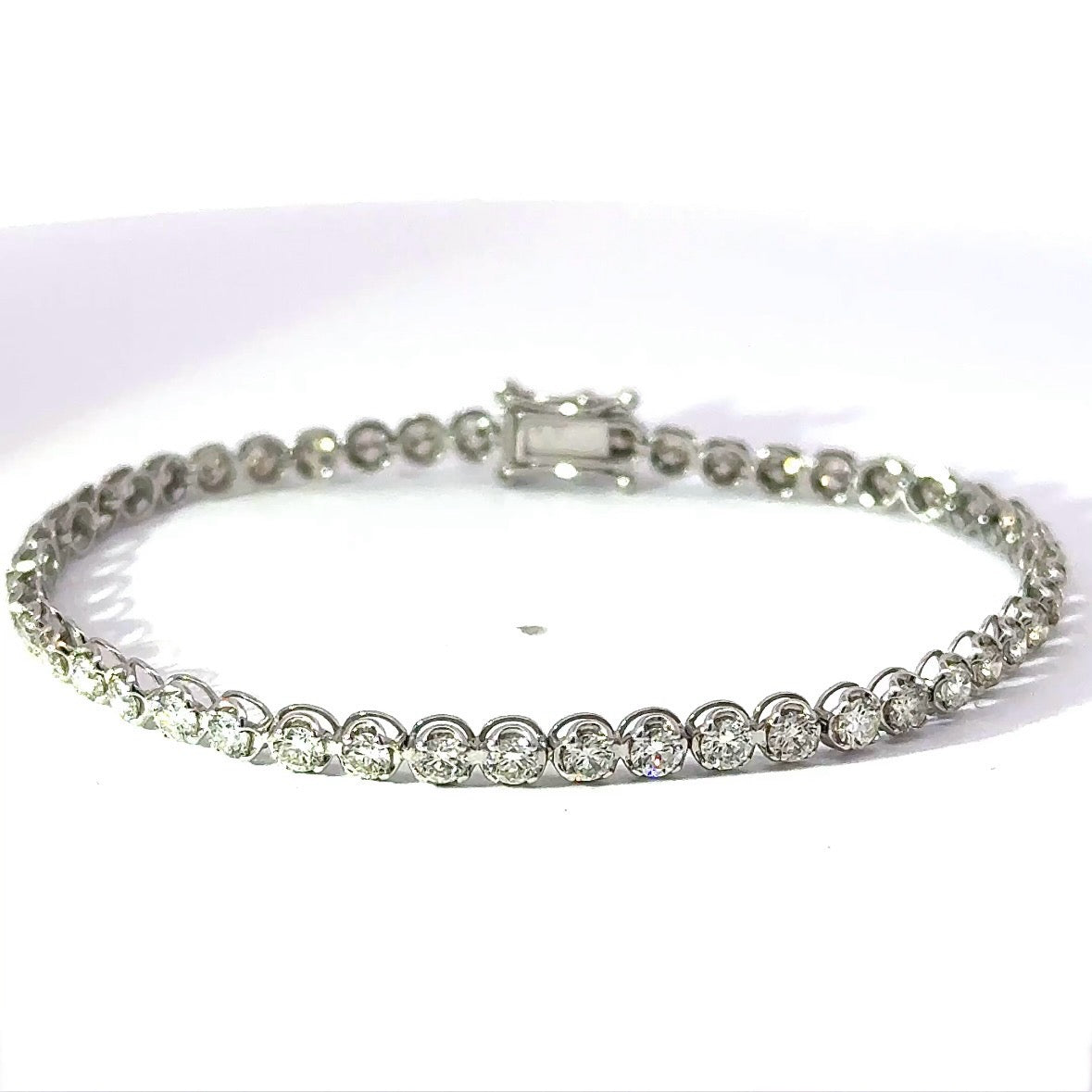Modernes Tennisarmband in 900er Platin mit Brillanten & Achtersicherungen