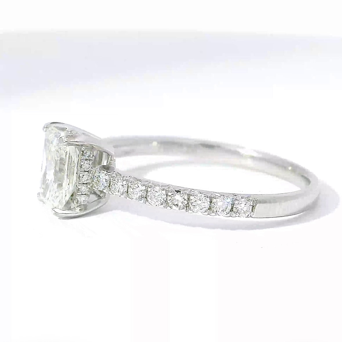 Elegant Solitaire Ring in 18 Karat White Gold with Radiant Brilliant & Pavé Setting
