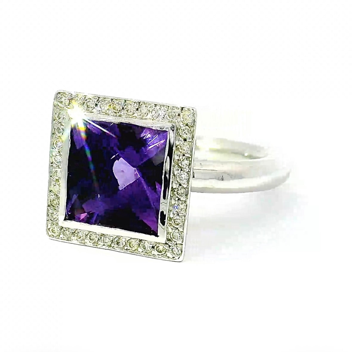 Massiver Ring in 18 Karat Weißgold mit Amethyst und Brillanten