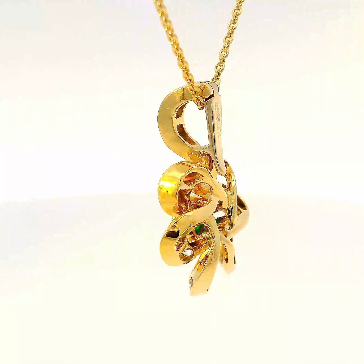 Handgefertigter Anhänger in 18 Karat Gelbgold mit Smaragd & Brillanten von Goldbaur