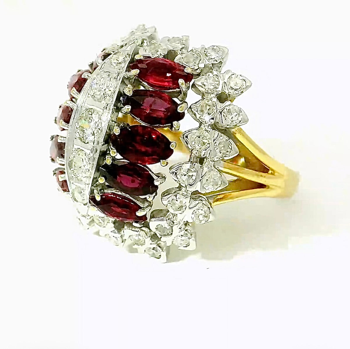Extravagant cocktail ring in 18 karat gold with rubies and brilliant-cut diamonds