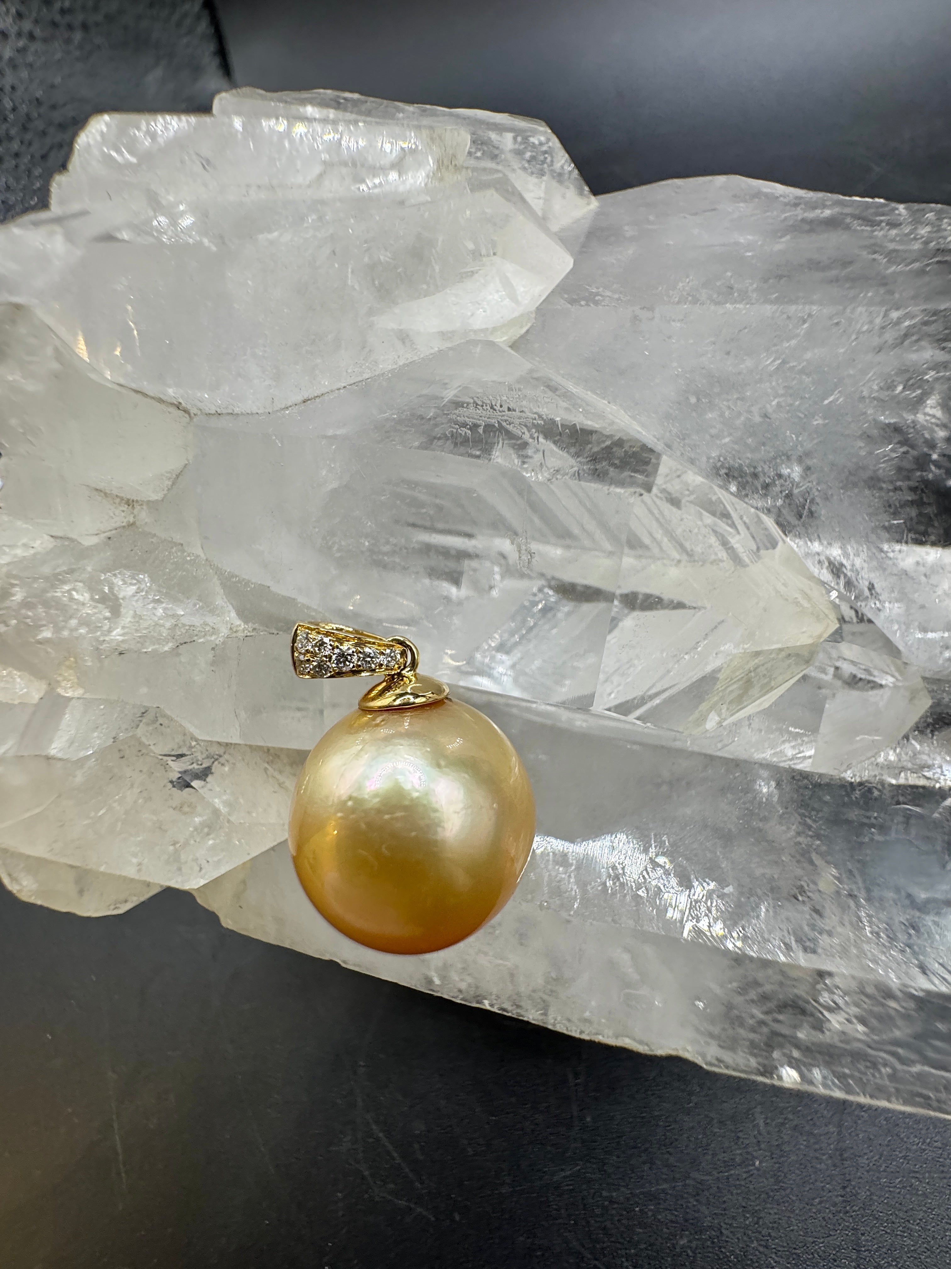 Moderner Südseeperlen-Anhänger in 18 Karat Gelbgold mit Brillanten