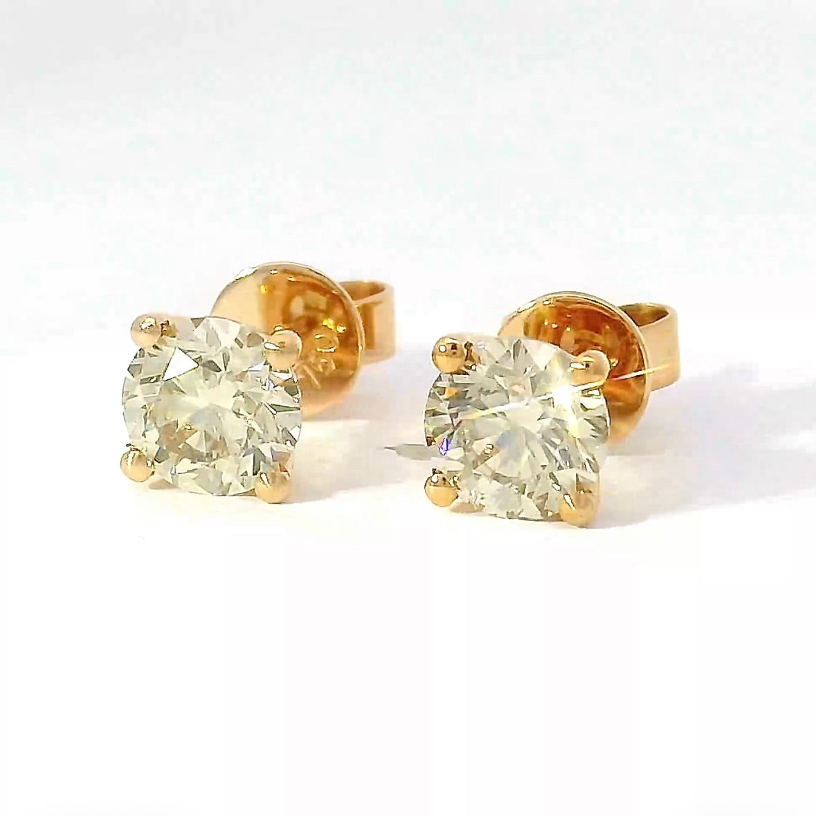 Elegante Ohrstecker in 18 Karat Roségold mit champagnerfarbenen Brillanten