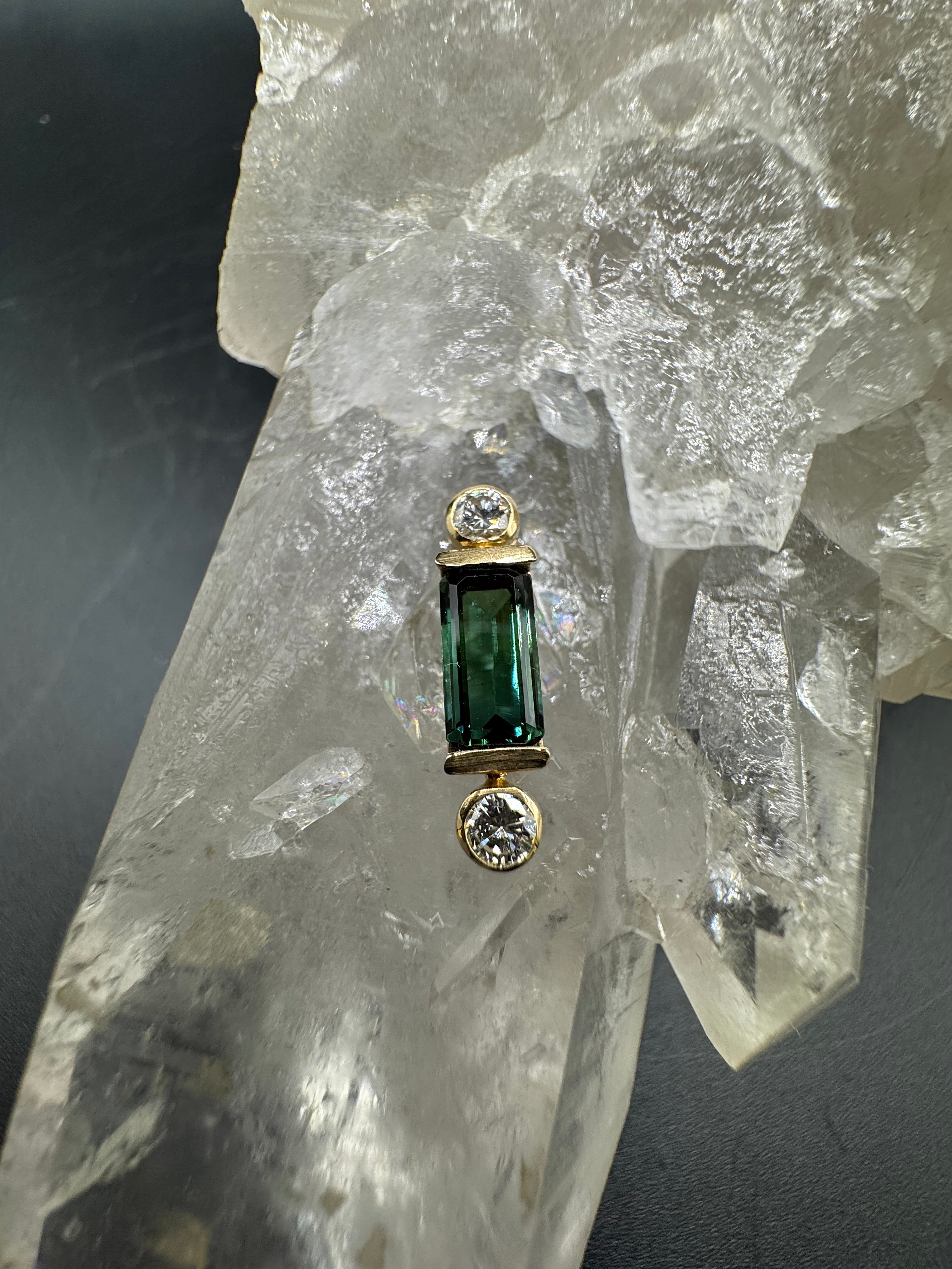Eleganter Anhänger in 14 Karat Gelbgold mit grünem Turmalin & Brillanten