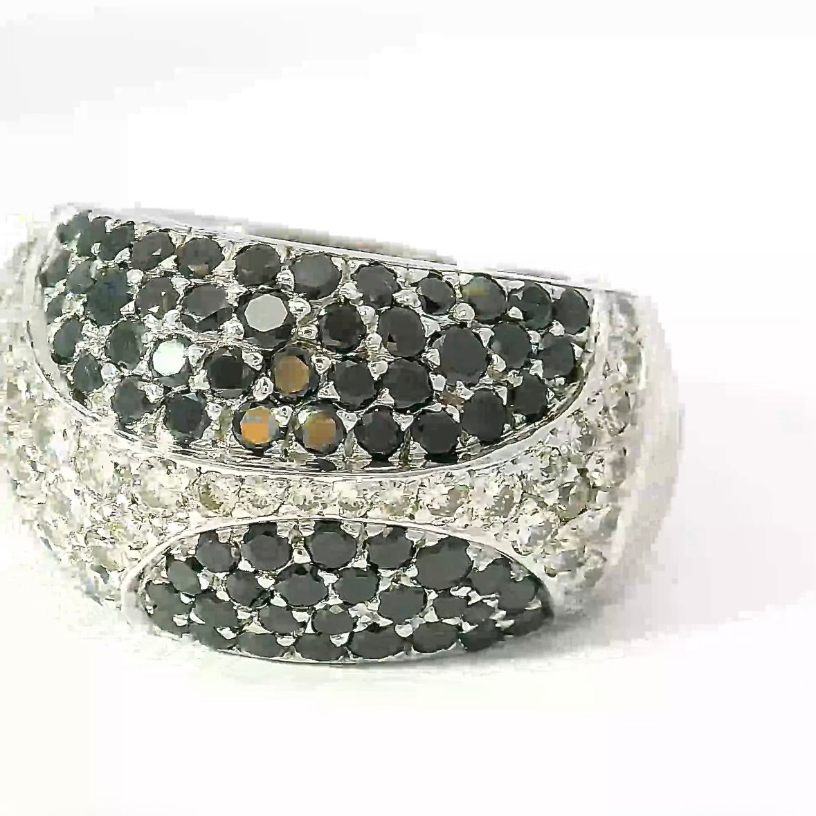 Substantial 18k white gold cocktail ring with black & white brilliant-cut diamonds