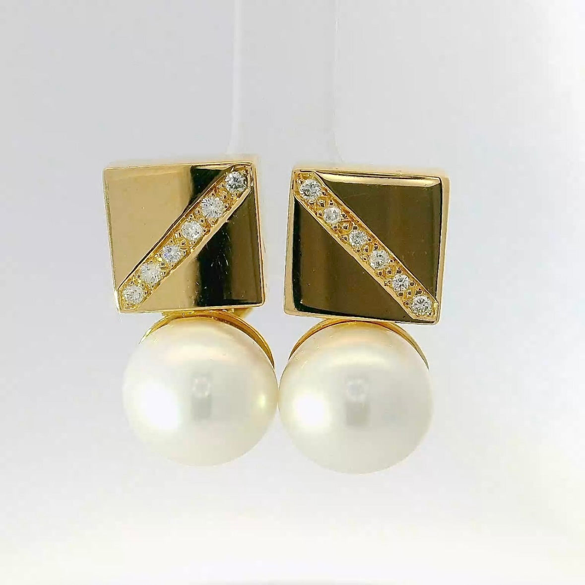 Massive 18k yellow gold earrings with brilliant cut diamonds & freshwater pearls