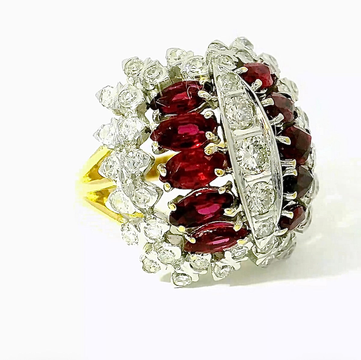 Extravagant cocktail ring in 18 karat gold with rubies and brilliant-cut diamonds