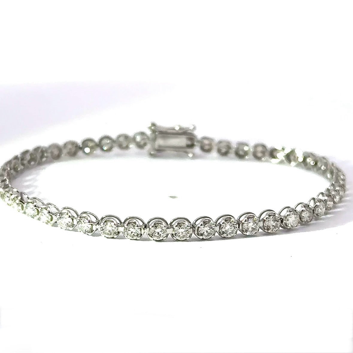 Modernes Tennisarmband in 900er Platin mit Brillanten & Achtersicherungen