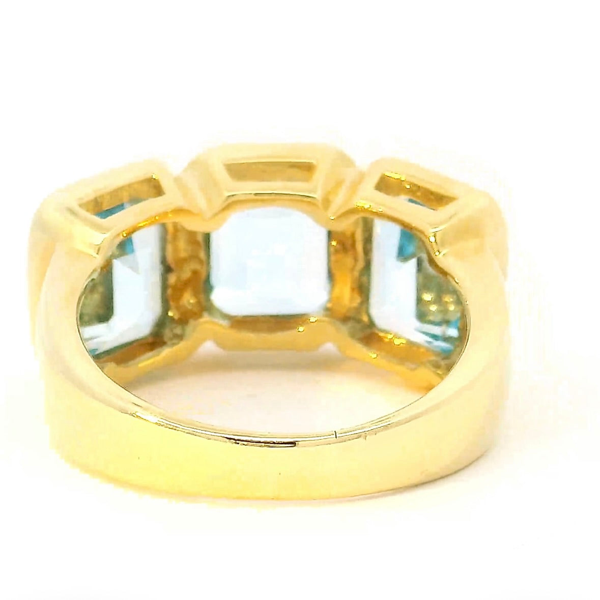 Markanter Ring in 14 Karat Gelbgold mit blauen Topasen