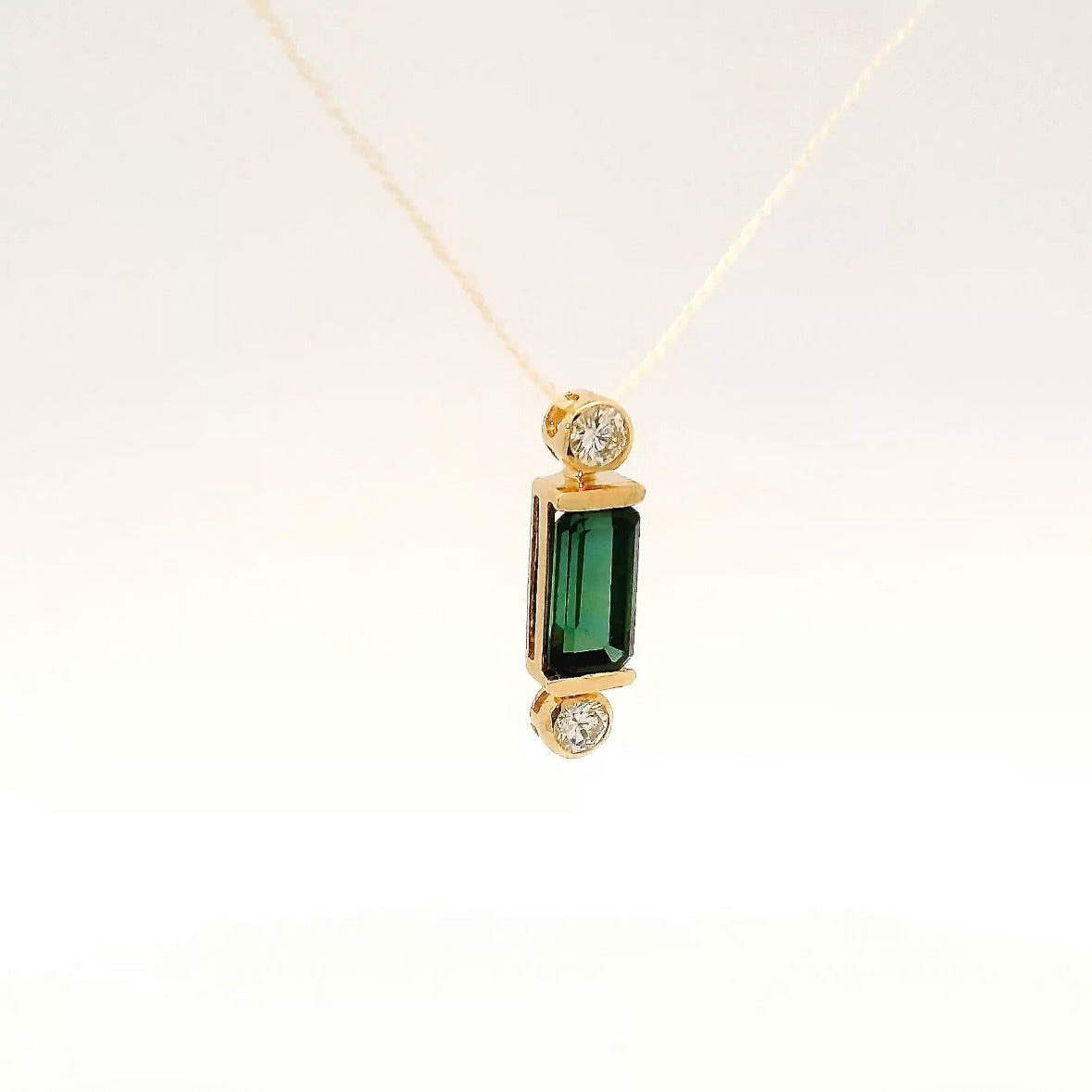 Eleganter Anhänger in 14 Karat Gelbgold mit grünem Turmalin & Brillanten