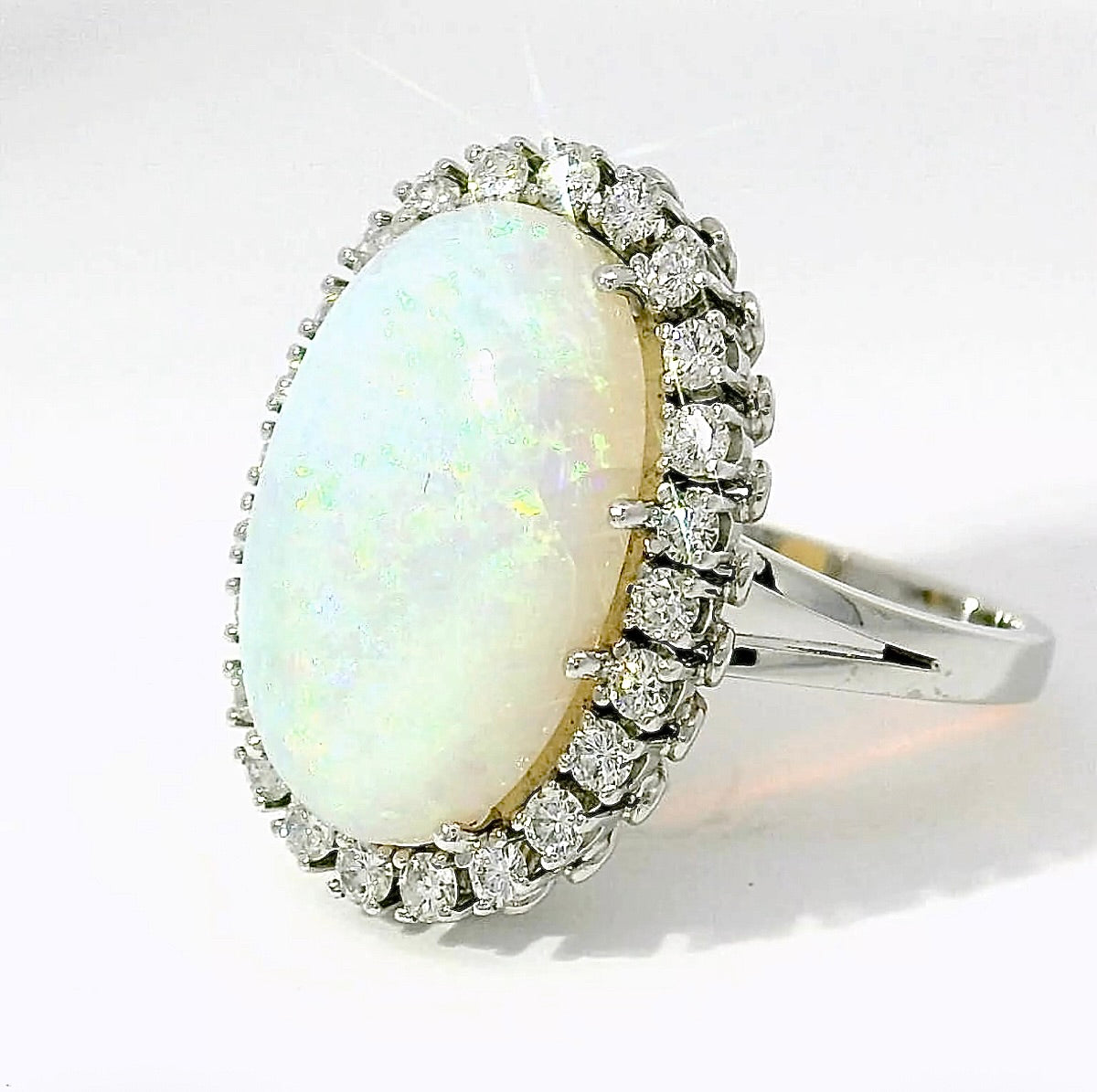 Hochfeiner Cocktailring in 18 Karat Weißgold mit austral. Opal & Brillanten