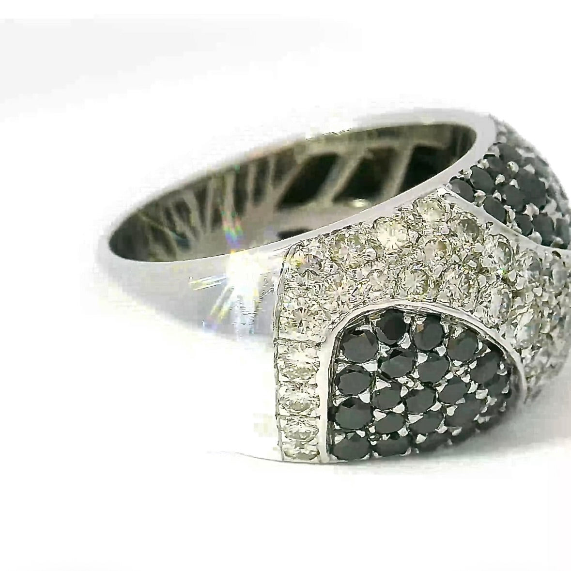 Substantial 18k white gold cocktail ring with black & white brilliant-cut diamonds