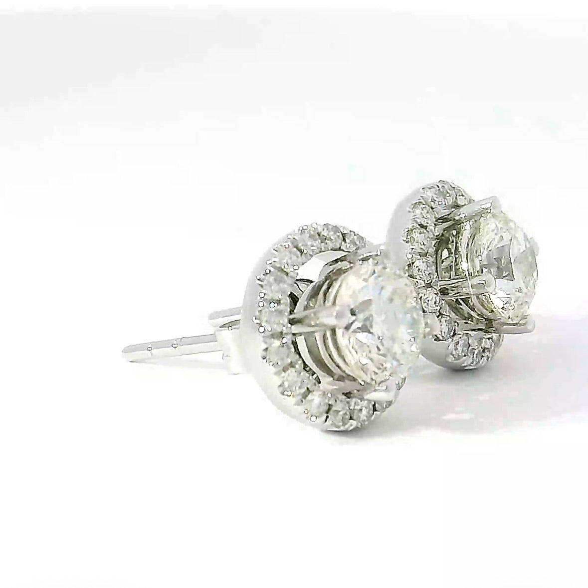 Moderne Ohrstecker in 18 Karat Weißgold mit feinen Brillanten