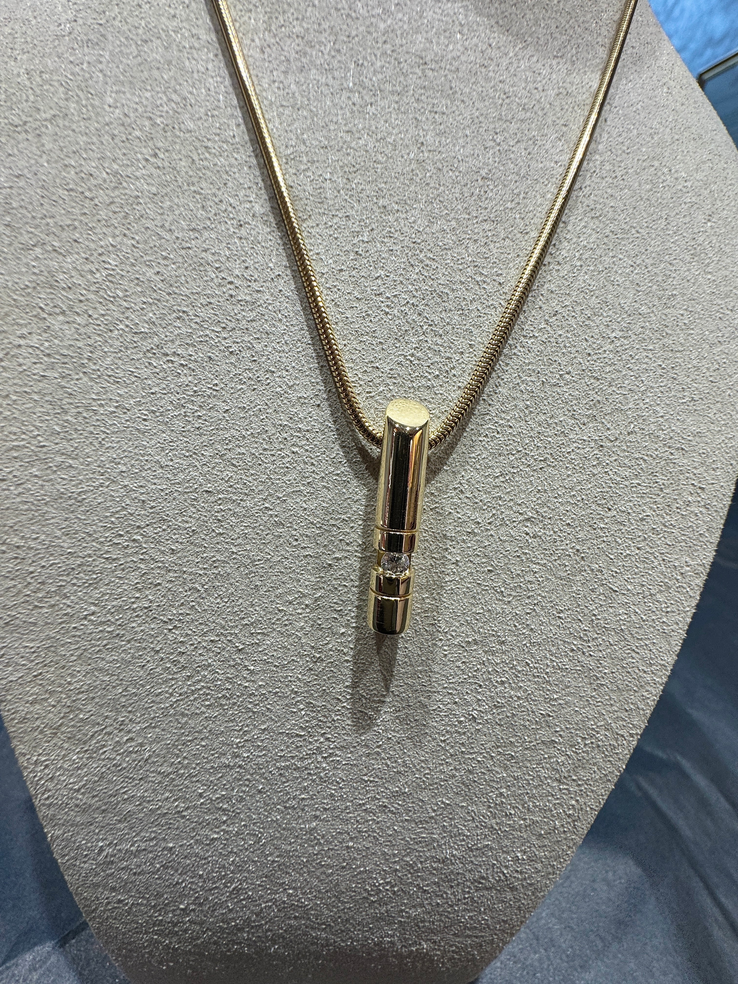 Elegant 14k (585) yellow gold necklace with a brilliant-cut diamond