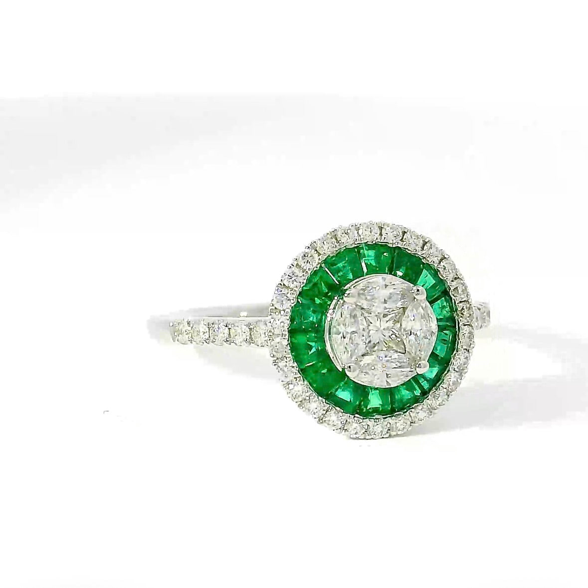 Moderner Ring in 18 Karat Weißgold mit Brillanten & Smaragden