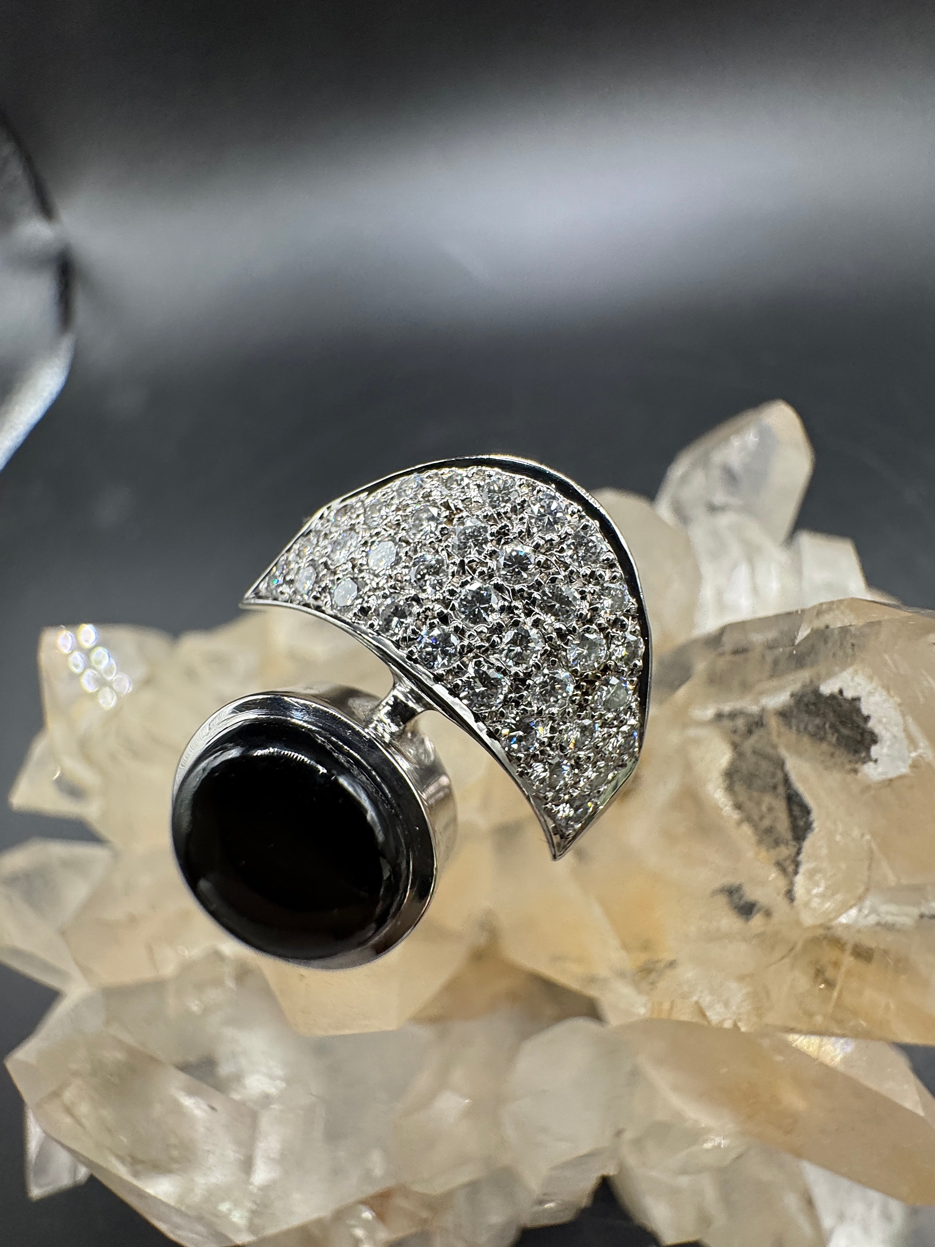 Handgemaakte witgouden ring van 18 karaat met briljant geslepen diamanten & maansteen