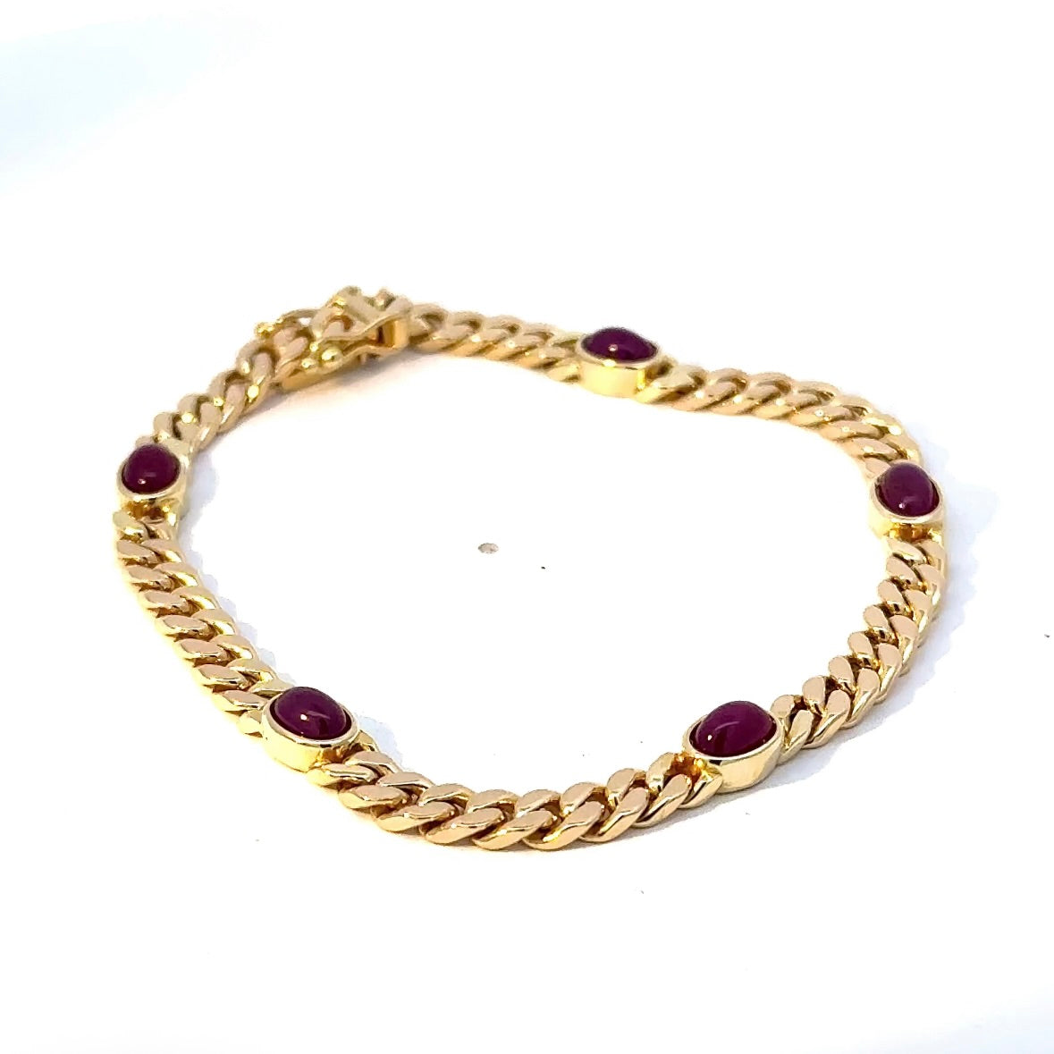 Zeitloses Armband in 14 Karat Gelbgold mit Rubin-Cabochons