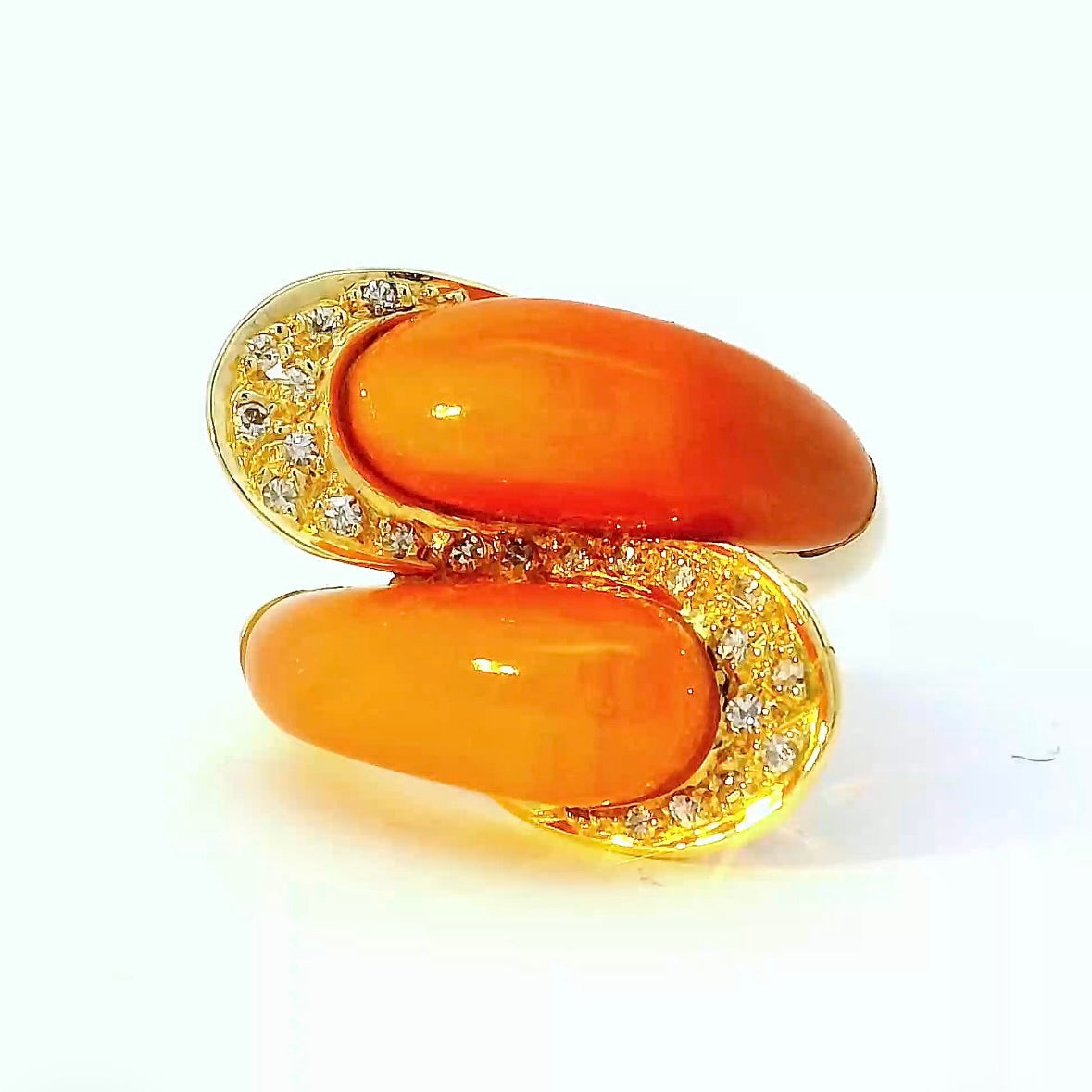 Eleganter Ring in 18 Karat Gelbgold mit Engelshautkoralle & Diamanten