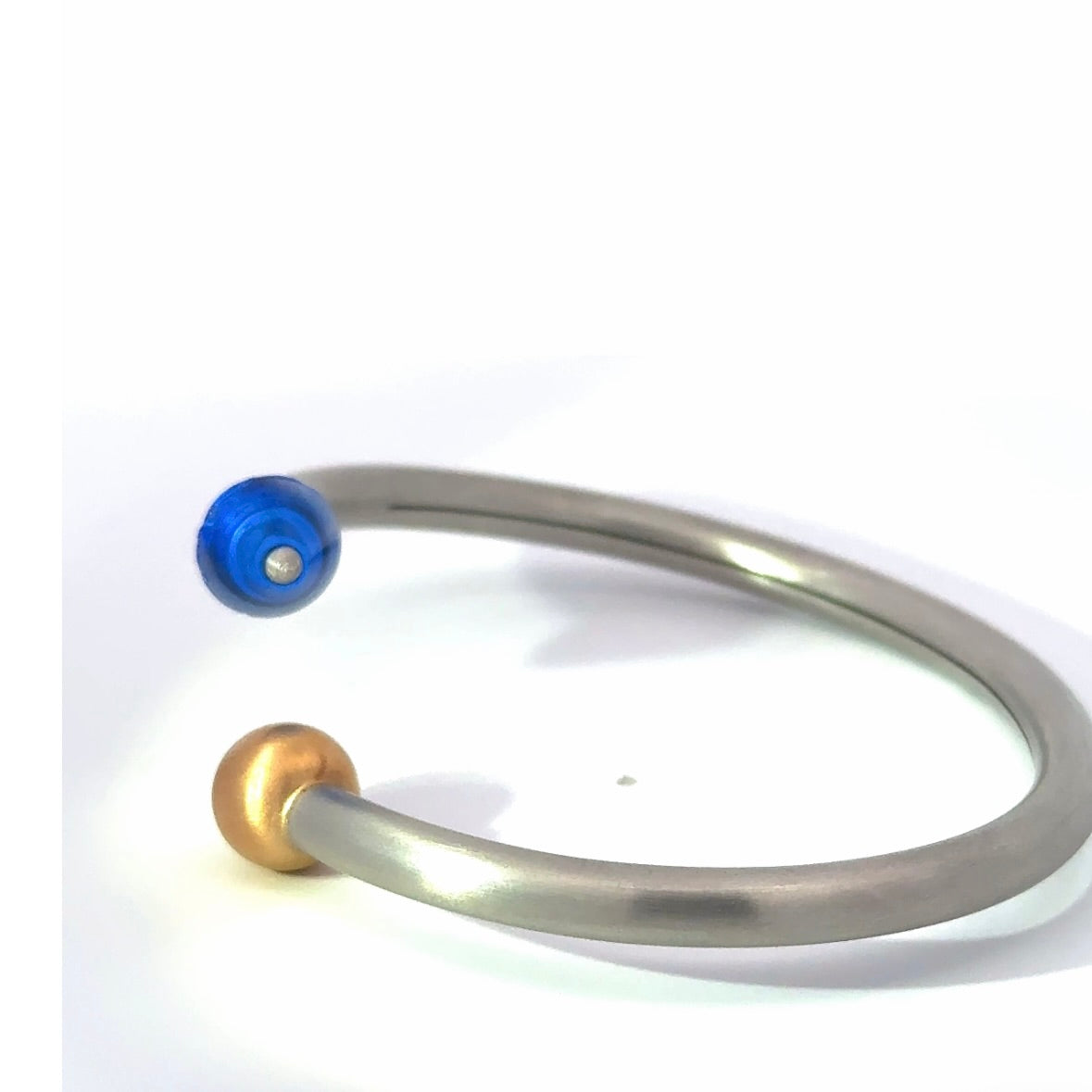 Armreif von Bunz Design in 950er Platin mit synt. blauem Saphir