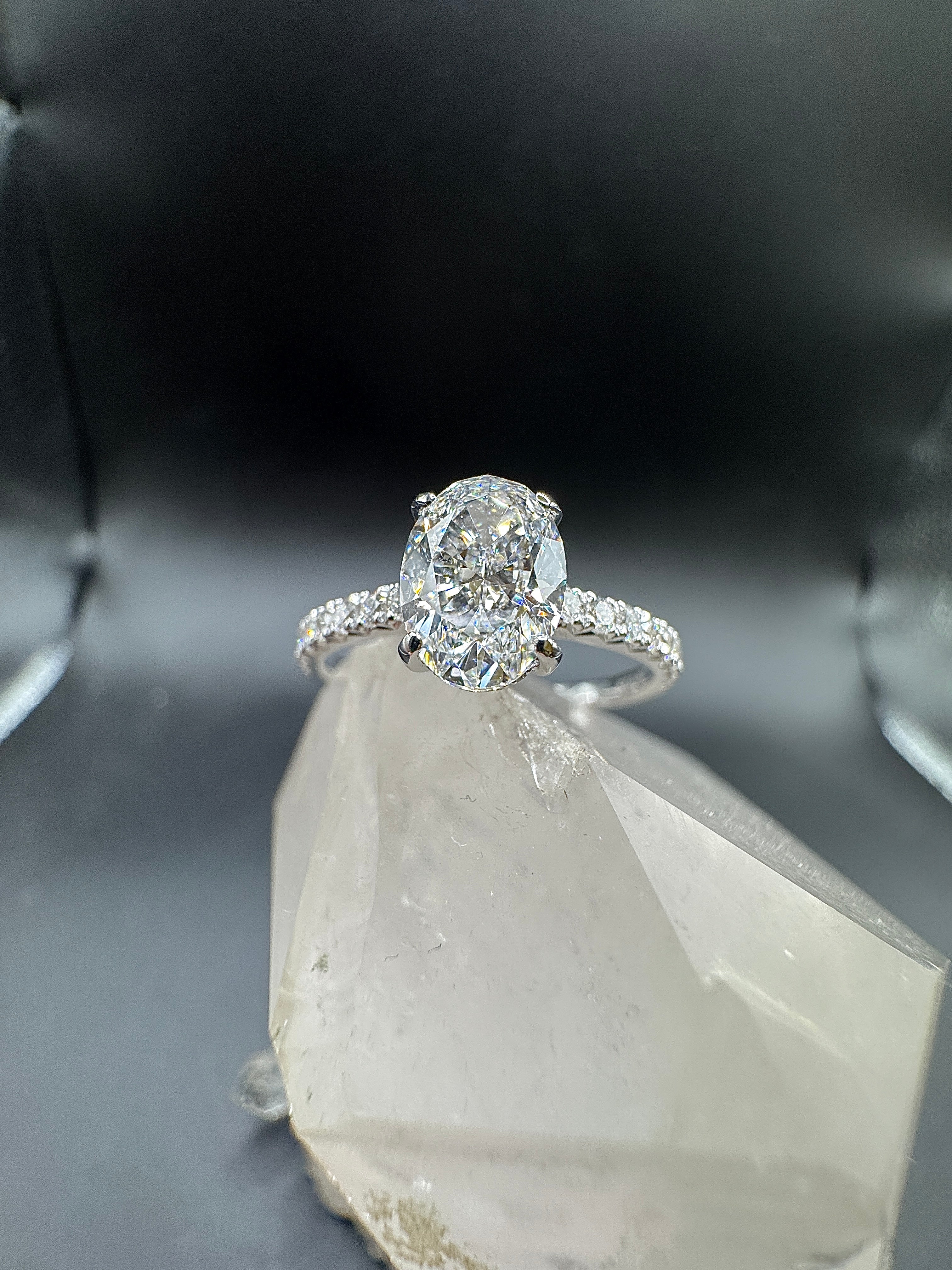 Wunderschöner Ring in 18 Karat Weißgold mit ovalem Brillanten & Pavé-Besatz