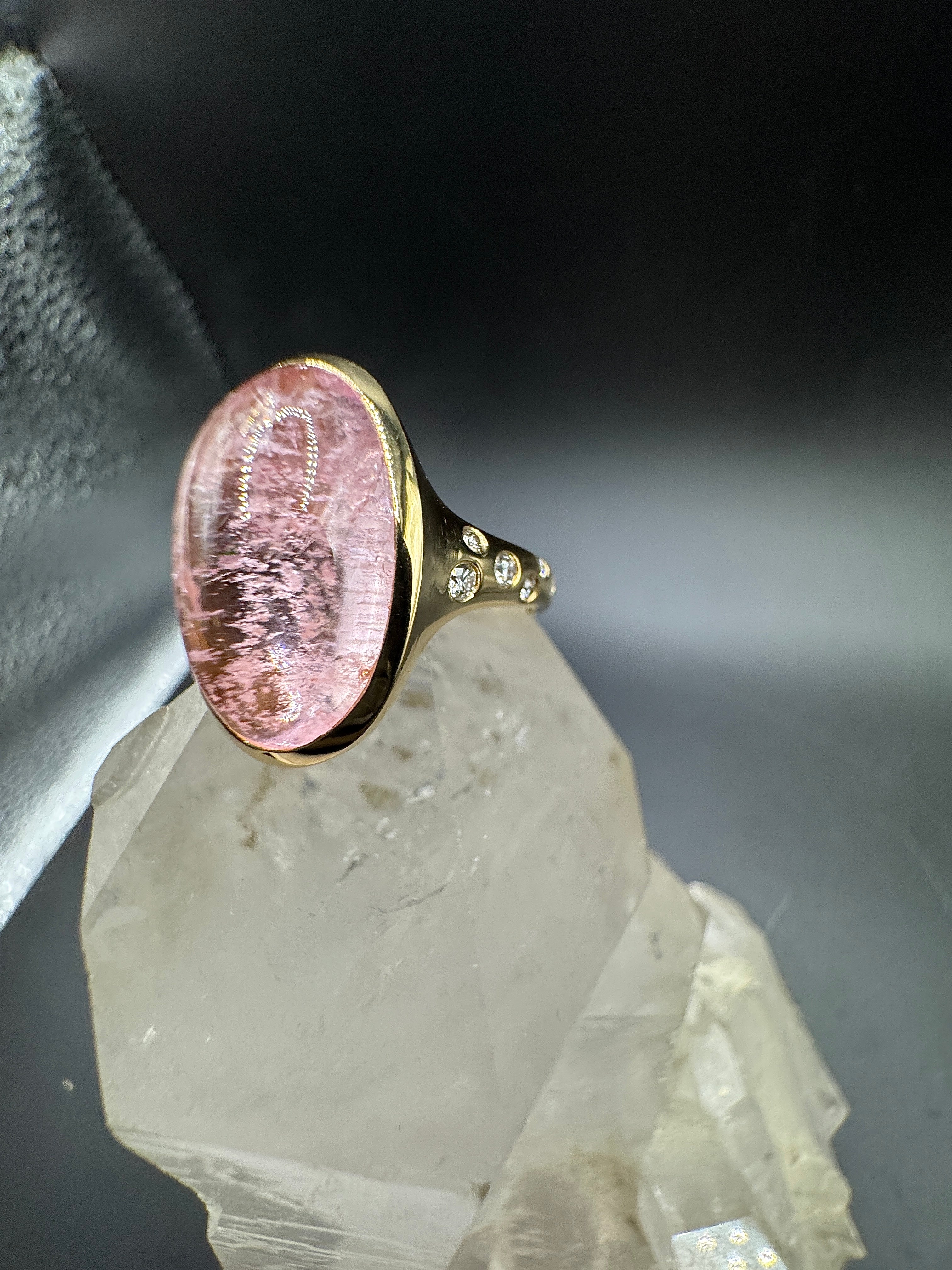 Moderner Ring in 18 Karat Gelbgold mit großem Morganit & Brillanten