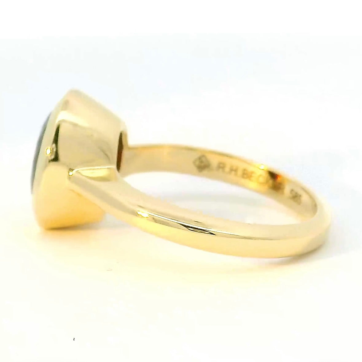 Edler Ring in 14 Karat Gelbgold mit rotem Granat von R. H. Becker
