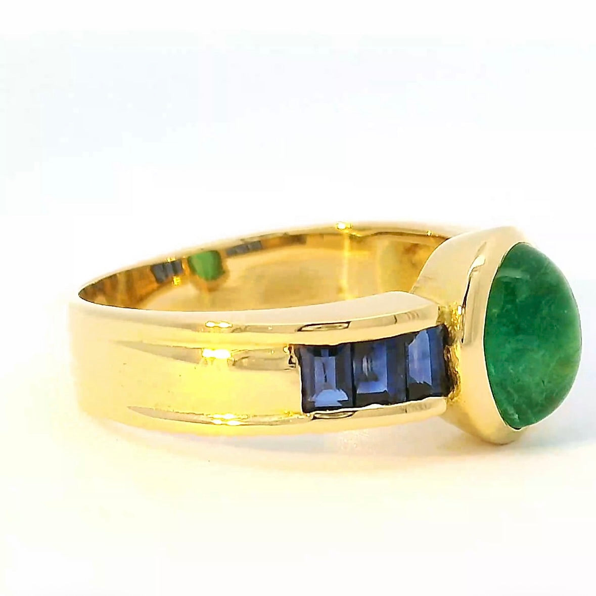 Edler Ring in 18 Karat Gelbgold mit Smaragd & Saphiren
