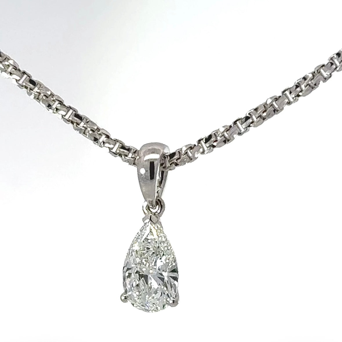 Elegant solitaire pendant in 18 carat white gold with IF brilliant in River (E)