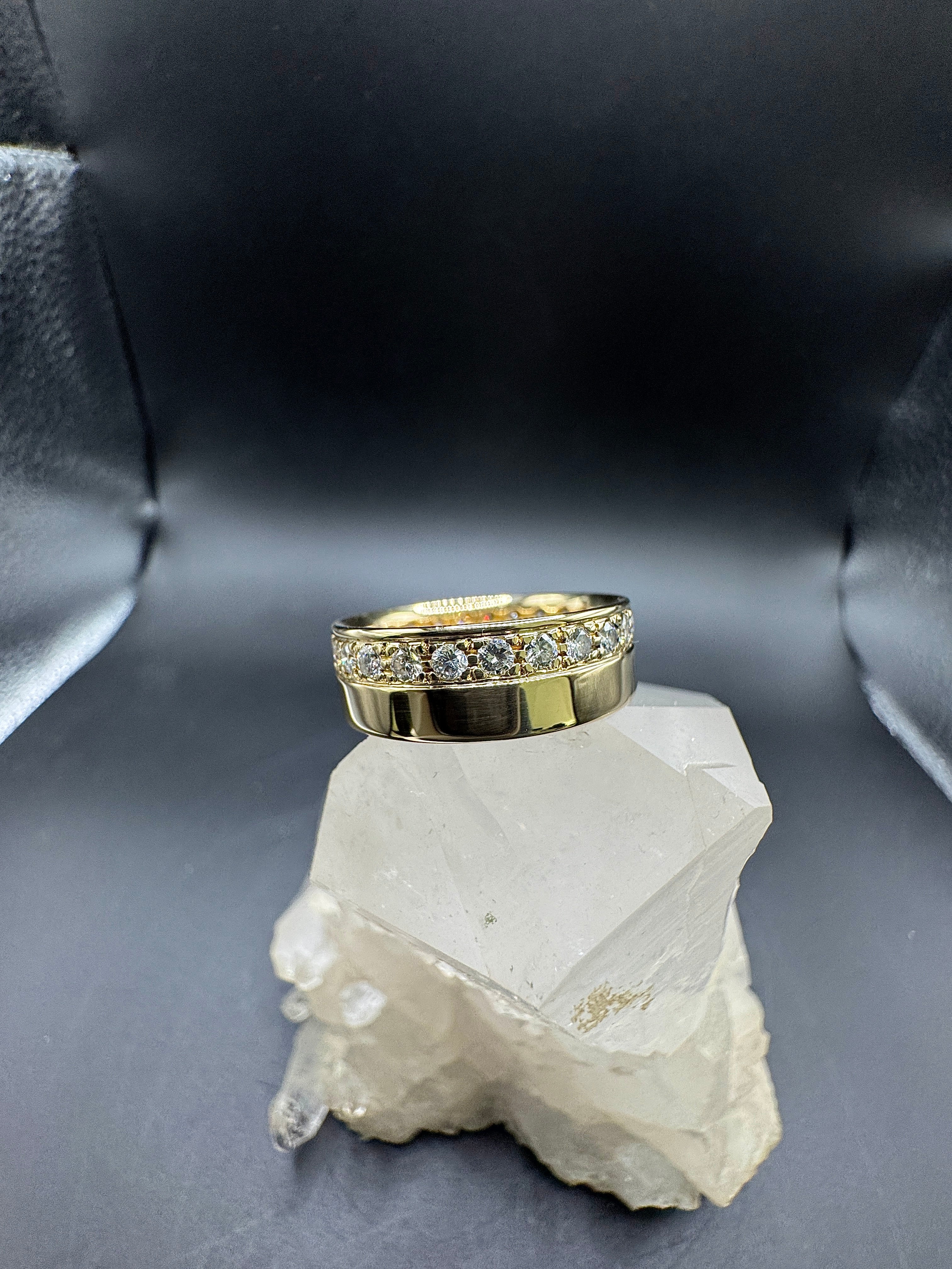 Exquisite Memory Ring in 14 Karat (585) with high-quality brilliant-cut diamonds