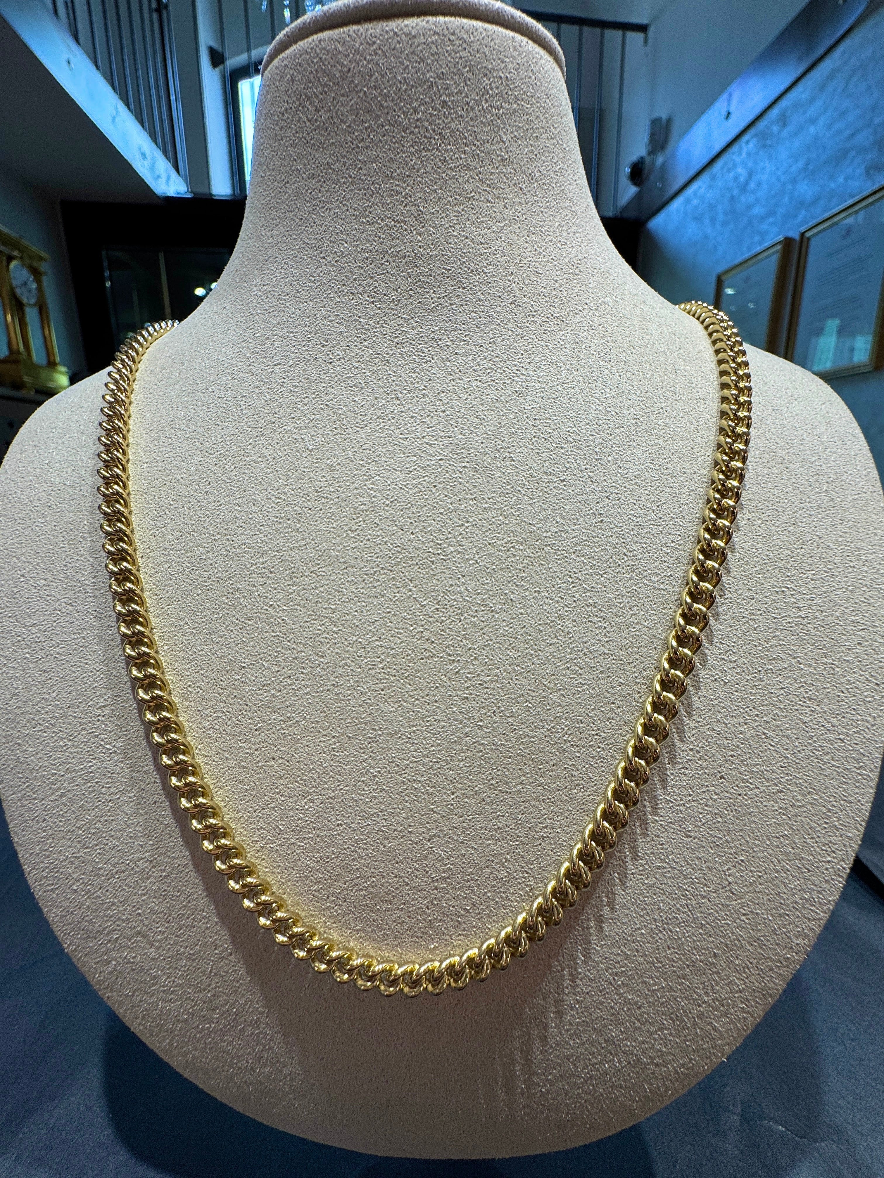 Elegant round curb chain necklace in 8 karat yellow gold with a lobster clasp